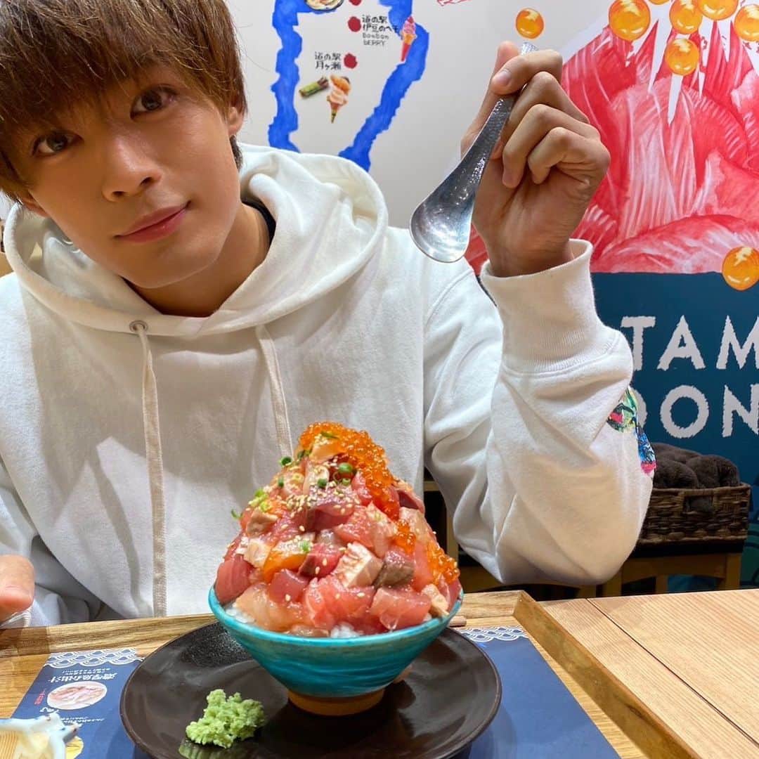 瀬戸郁成のインスタグラム：「. みなさんの好きなお寿司のネタは何ですか?   #熱海おさかな食堂」