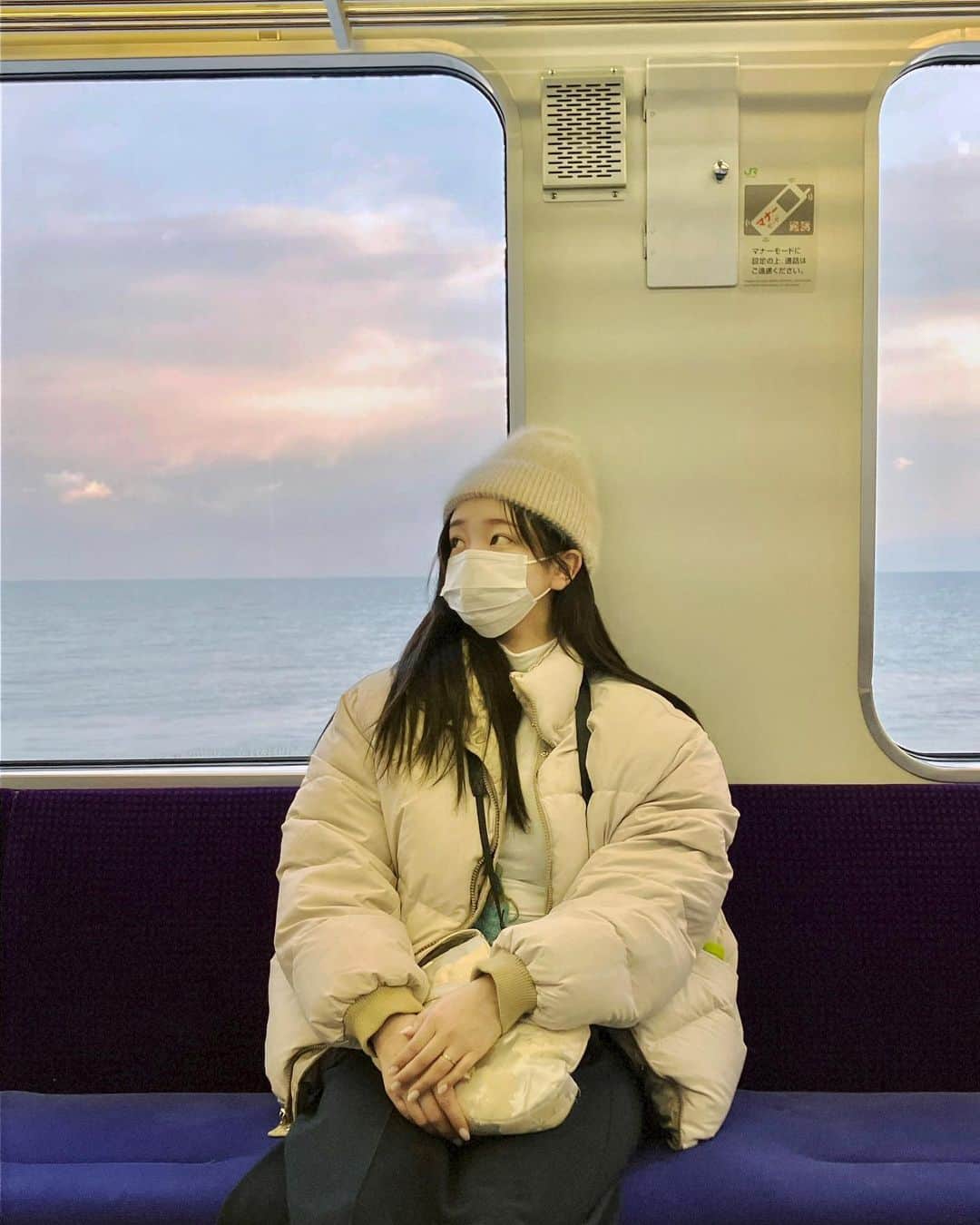 ソン・ファミンのインスタグラム：「오타루에서 삿포로 가는 전철은 바다 옆을 달려요 🌊🚅🌊..」