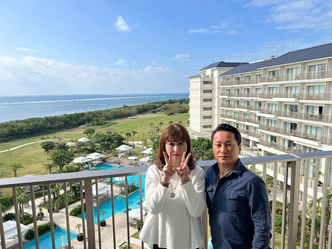 倉松里奈さんのインスタグラム写真 - (倉松里奈Instagram)「倉松家の年末年始は 石垣島でした🌴🌊 流石にプールに入れなかったし 天気も悪かったけど 最終日だけ ハワイみたいに天気良かった😊💓 . . 来年もどこかに連れて行って あげられるよーに頑張るぞ〜🥰🫶🏻 . . 弟いなくて寂しかった👊🥹🫶🏻 . . #倉松家の日常👨‍👩‍👧‍👦  #パパ #ママ #還暦のお祝い #年末年始 #家族旅行 #旅行大好き #石垣島 #石垣島旅行 #タイ古式マッサージ #セラピスト #タイ式 #ウータイ #卓球女子 #卓球 #リフレクソロジー #足ツボ #オイルマッサージ」1月12日 18時17分 - rinapuu818