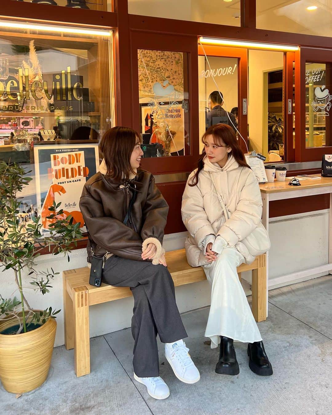 のインスタグラム：「・ この間下北行った時に撮ってもらった @saori__ito ちゃんとのツーショット✌🏻♡  下北久々に行ったけど、すごくいい〜🥺💕  #shimokitazawa #下北沢」