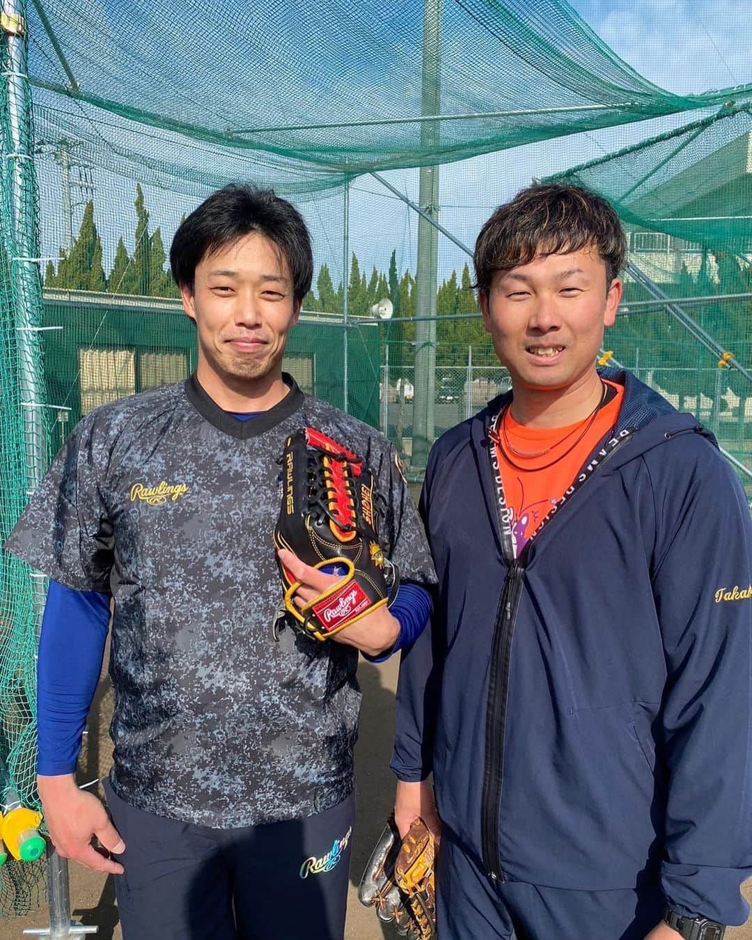 加藤翔平のインスタグラム：「今日は東葛飾ボーイズさんのグラウンドをお借りしてきました。  ロッテの時から色々とお世話になっていて、今は東葛飾ボーイズさんでコーチをしている高濱さんに練習を手伝ってもらいました⚾️  一緒にいる事も多く、よく食事にも連れて行って貰いましたが、今まで僕の食事代にいくら使って来たんだろう🤔  カメラ嫌いで寂しがり屋ですが、たくさんの人にインスタのフォローをして欲しいみたいです！笑 気が向いたらフォローしてあげてください😏」