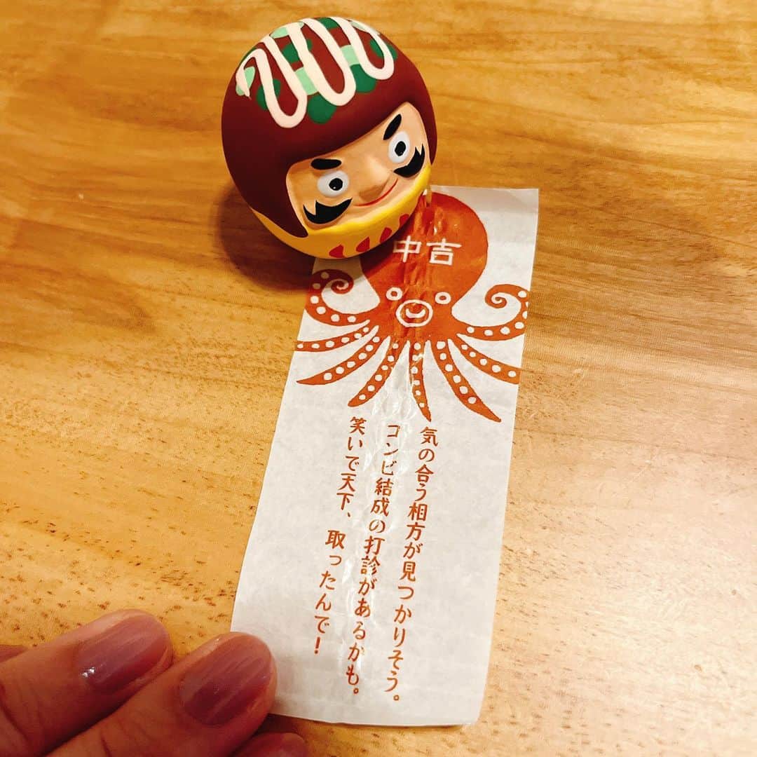 川田裕美のインスタグラム：「昨夜は家でタコパ🐙たこ焼き器、そろそろ買い替え時かも… 使いすぎました😅  そして、先日 大阪出身のメイクさんから、たこ焼きダルマ（おみくじ付き）をもらった！ 東京にいるけど、東京にいる気がしない😆」