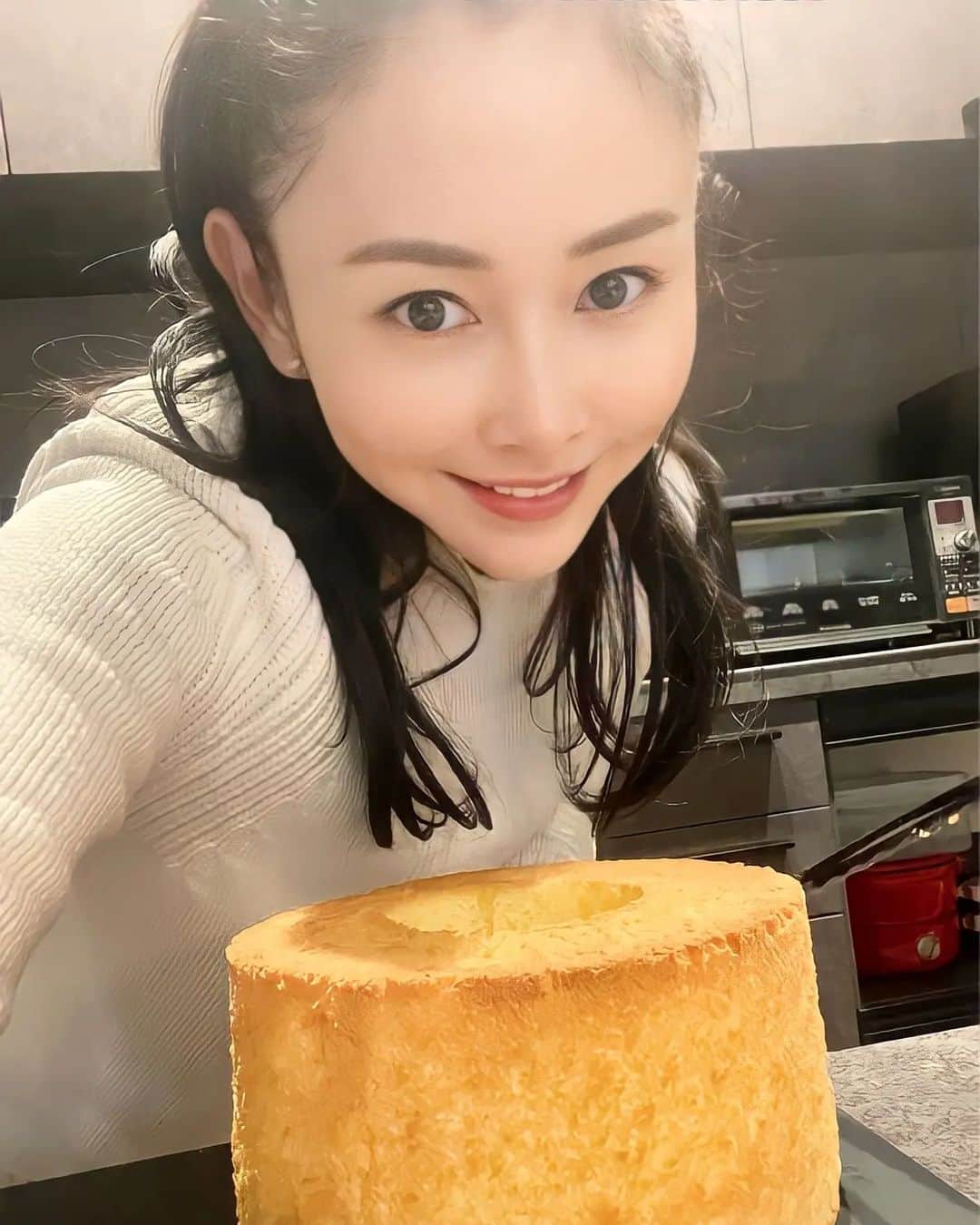杉原杏璃のインスタグラム：「キッチンで🤗  今日は...動画録りながら🎥✨  家でシフォンケーキ作りを🧁  おやつ♫おやつ♫  ここからトッピングの生クリームを大量に泡立て器で作って❤️❤️　フルーツで飾りつけ🍓🍌🫐🍑  #クッキング #お菓子作り #シフォンケーキ #おやつ #ケーキ #ケーキ作り #キッチン」