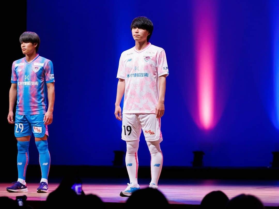 森谷賢太郎のインスタグラム：「2023 新体制発表会  2023アウェイユニフォームモデルを務めさせていただきました！ どうでしょうか？ アウェイユニフォームのピンクがとてもかわいいです！  そして、今年は「19番」をつけさせていただきます。 僕にとって慣れ親しんだ、心地の良い番号で、 プロになって初めてつけた番号でもあります。  サガン鳥栖の19番を背負うことができて、とても嬉しいです！  ぜひ19番のユニフォームを着て、駅前不動産スタジアムにお越しください😊  #sagantosu  #2023UNIFORM #newbalance  #newbalancefootball  #nbfootball」