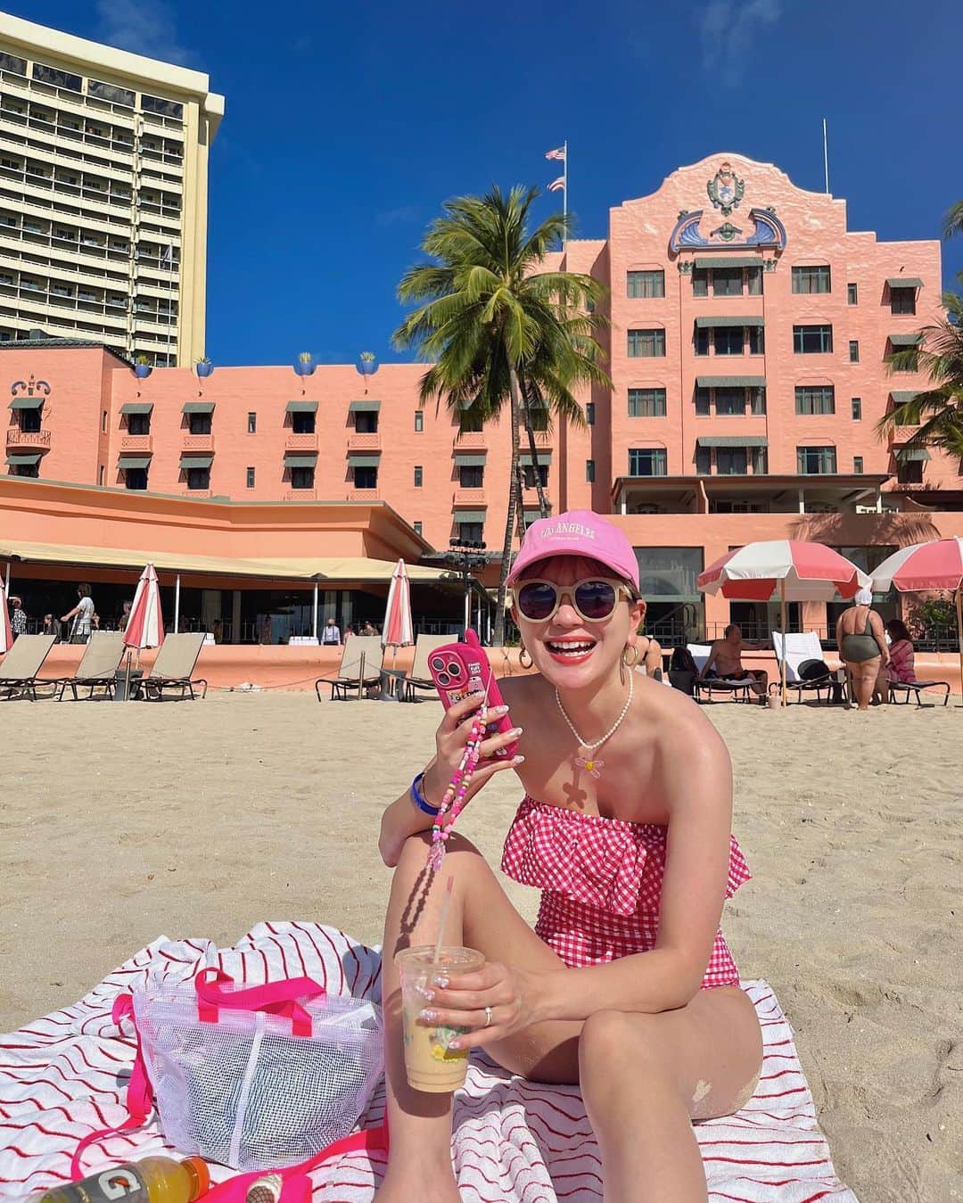 橋本江莉果さんのインスタグラム写真 - (橋本江莉果Instagram)「👱🏼‍♀️👙🏩 ⁡ ピンクホテル(ロイヤルハワイアン)と 何年も着てるお気に入りのピンク水着が ベストマッチだった🫶🏼💕💖💞💗 ⁡ 泊まってたシェラトンで貸してくれるタオルもまた😚🤙🏼🌺 ⁡ この日も午前中はビーチで過ごして🏖👩🏼‍❤️‍👨🏻 ハワイ前半はずっと晴れてて ただただぼけ〜っとしてるだけで とにかく幸せすぎた🤤🌴🐠🪸🌈☀️ ⁡ そして毎日のように飲んでた  @honolulucoffee のカフェラテが恋しい🫠🥤🤎 (日本にあった時は1回も行ったことなくて 帰ってきてから日本にもあった気がする！🤩っと 飲みた過ぎて検索したら まさかの去年の1月に撤退してしまっていた 悲しいお知らせだった、、、😢😩😂) ⁡ ⁡ ⁡ ⁡ ⁡ ⁡ ⁡ #swimwear #hawaii #hawaiistagram #waikiki #waikikibeach #beach #sea #vacation #trip #memory #fashion #style #pink #ハワイ #水着 #海 #ビーチ #ワイキキ #ワイキキビーチ #ピンク #旅行 #新婚旅行 #思い出」1月12日 18時37分 - erica_hashimoto