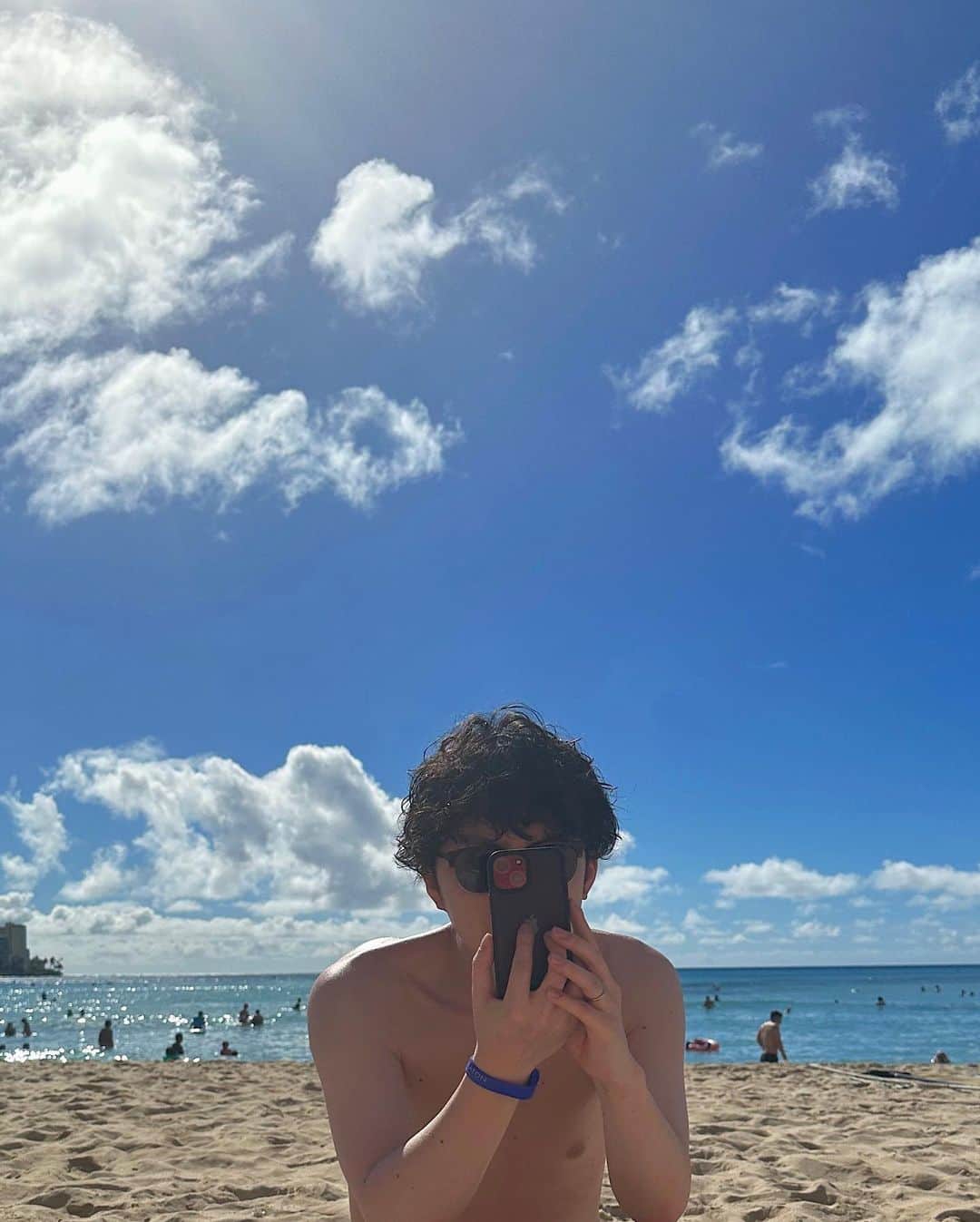 橋本江莉果さんのインスタグラム写真 - (橋本江莉果Instagram)「👱🏼‍♀️👙🏩 ⁡ ピンクホテル(ロイヤルハワイアン)と 何年も着てるお気に入りのピンク水着が ベストマッチだった🫶🏼💕💖💞💗 ⁡ 泊まってたシェラトンで貸してくれるタオルもまた😚🤙🏼🌺 ⁡ この日も午前中はビーチで過ごして🏖👩🏼‍❤️‍👨🏻 ハワイ前半はずっと晴れてて ただただぼけ〜っとしてるだけで とにかく幸せすぎた🤤🌴🐠🪸🌈☀️ ⁡ そして毎日のように飲んでた  @honolulucoffee のカフェラテが恋しい🫠🥤🤎 (日本にあった時は1回も行ったことなくて 帰ってきてから日本にもあった気がする！🤩っと 飲みた過ぎて検索したら まさかの去年の1月に撤退してしまっていた 悲しいお知らせだった、、、😢😩😂) ⁡ ⁡ ⁡ ⁡ ⁡ ⁡ ⁡ #swimwear #hawaii #hawaiistagram #waikiki #waikikibeach #beach #sea #vacation #trip #memory #fashion #style #pink #ハワイ #水着 #海 #ビーチ #ワイキキ #ワイキキビーチ #ピンク #旅行 #新婚旅行 #思い出」1月12日 18時37分 - erica_hashimoto