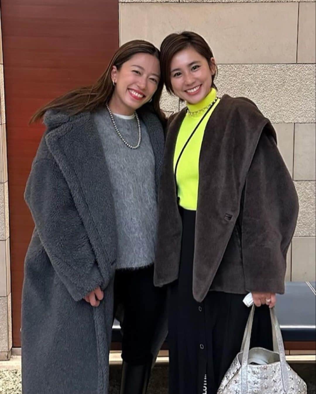 青木佐知のインスタグラム：「・ 定例会2023✨ いつもありがとう❣️ これを着るなら彼女の時しかないだろう❗️と 発色させて行きましたよ🫡 写真見たら思いの外強烈で、まいちゃん、 目チカチカしなかっただろうか。。 #ポイントを紙で発券したら驚かれた #今はアプリなんだって笑 #しゃべり倒して2ショット撮るの忘れて駐車場で撮ったよ」