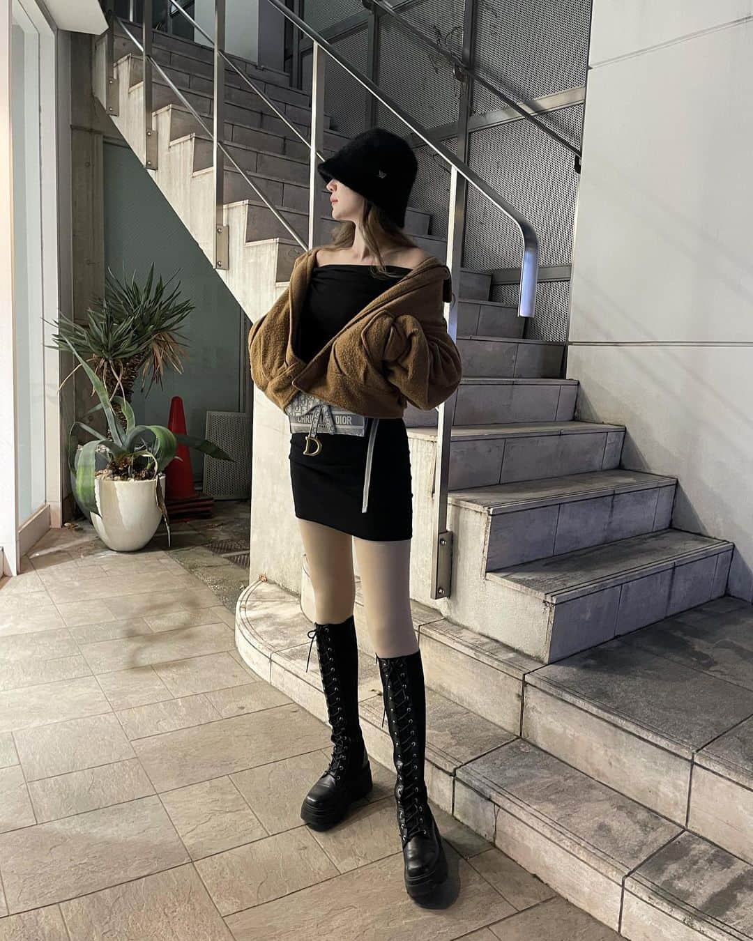 のインスタグラム：「冬は裏起毛さまさま🥹🙏 . タイツも厚手の裏起毛だし ワンピースも裏起毛のヒートテックに 裏起毛のワンピース♥️✨ . . 寒そうで暖かい💓 首元はマフラー🧣すれば完璧だね✨ . . outer @moussyofficial  one-piece @maybins_japan  boots @re_rz  bag @dior   #大人かわいいコーデ #韓国ファッション #オルちゃんヘア #おるちゃんファッション #韓国メイク #オルチャンファッション #秋冬コーデ #韓国コーデ #シンプルコーデ #zarafashion #ファッションコーデ #ヘアケア #ボディメイク #ヘアセット #ありがとう #thankyou #感謝」