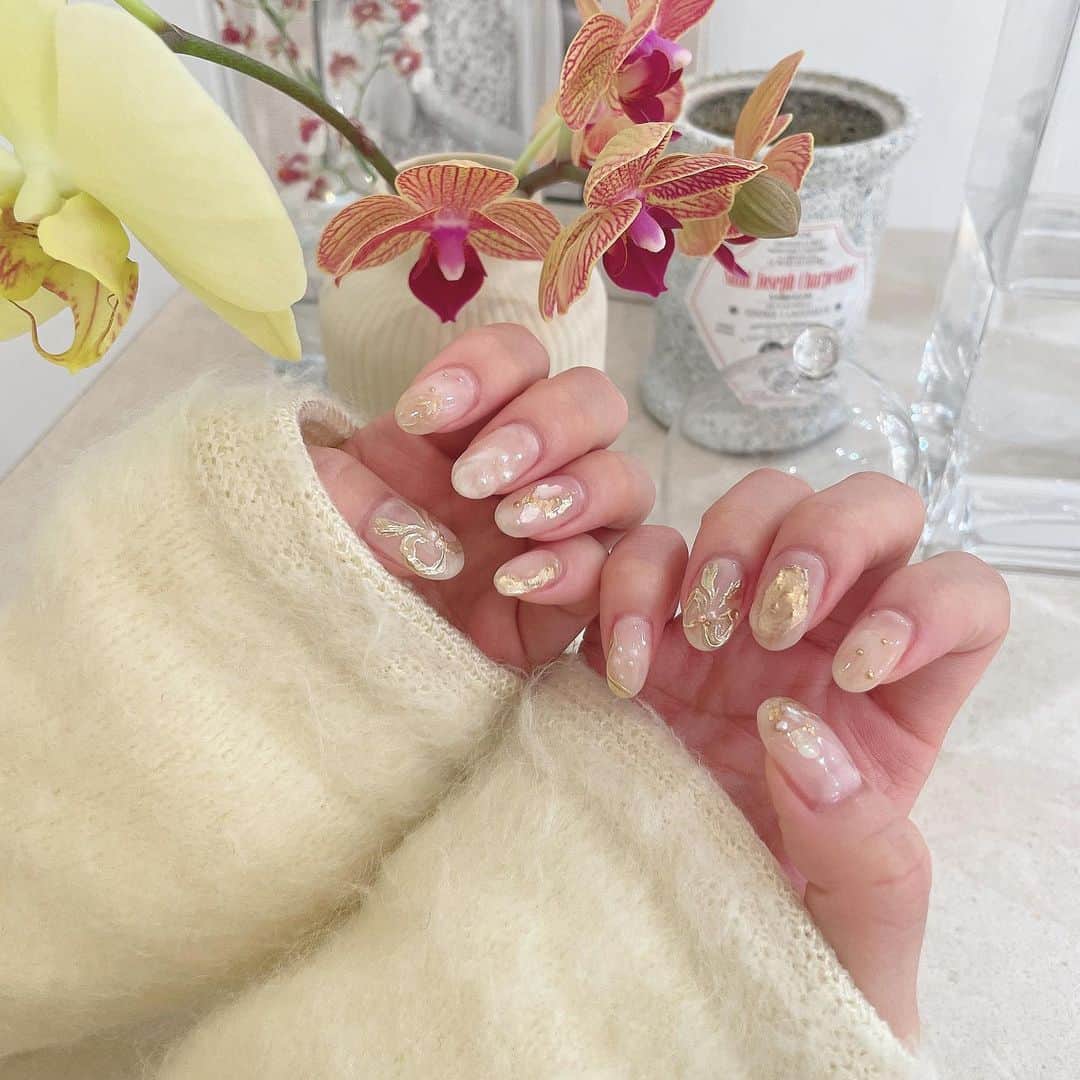 畑美紗起のインスタグラム：「かわいい大人なネイルにしてもらったよ💅♡ お気に入りだ〜✨✨  @akane.4.8 💍  #ネイル #ゴールドネイル #ネイルデザイン #みちゃネイル #ニュアンスネイル #ジェルネイル #トレンドネイル #冬ネイル #nail #nails #nailart #naildesign #dailylook #me」