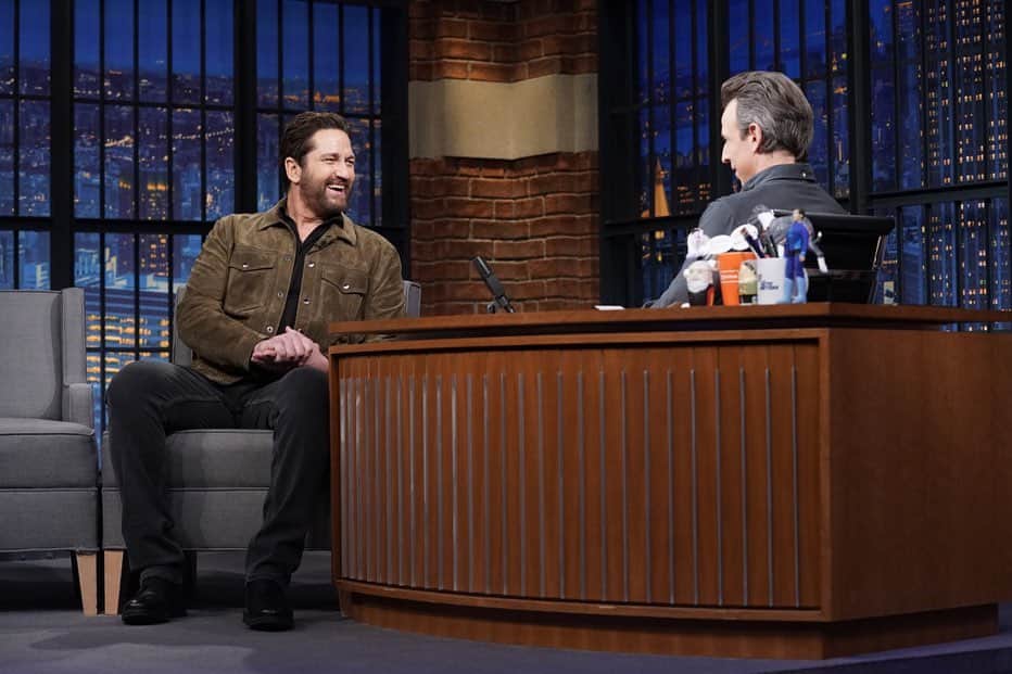 ジェラルド・バトラーのインスタグラム：「Always a laugh at @latenightseth! Catch me on the show tonight sharing stories about #PlaneMovie, it’s going to be a great time.   Photos: Lloyd Bishop/NBC」