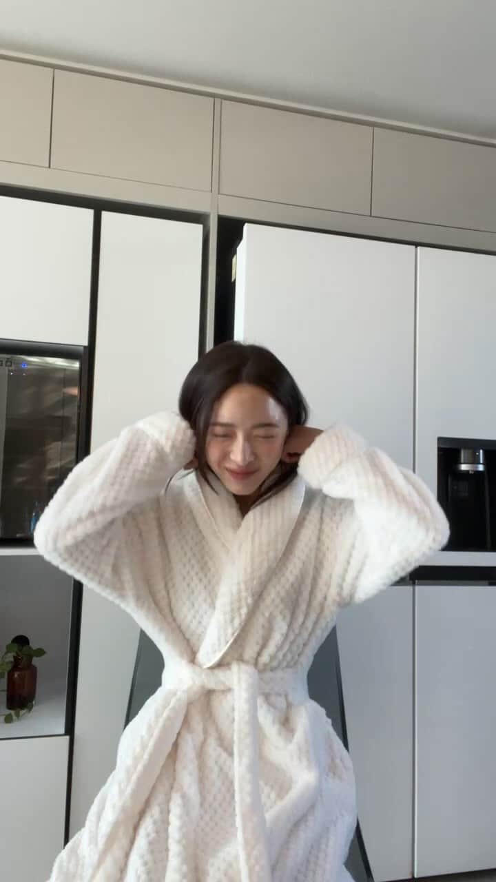 キム・ボラムのインスタグラム：「한 시간 후딱 지나가버렸어요 ♥️ 제가 입고있는 가운 , 출근룩으로 보여드렸던 코디 오늘 깜짝 세일 갑니다!  르라미>라방찬스 카데고리 😍 메이드 제품, 가운 바배 가능 ☝🏾」