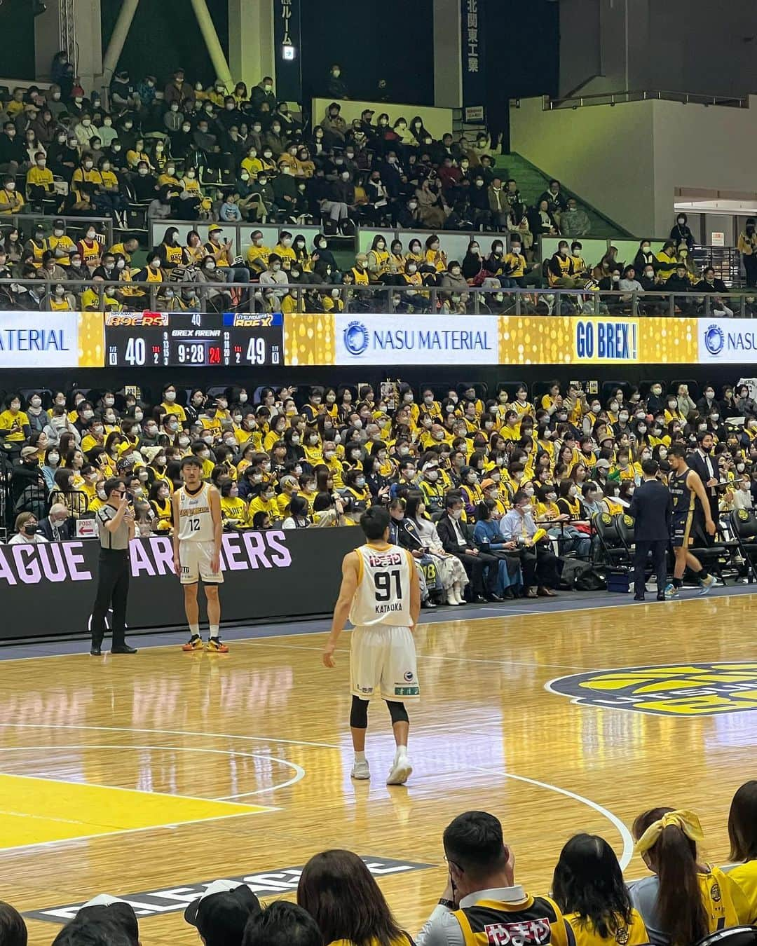 志村雄彦さんのインスタグラム写真 - (志村雄彦Instagram)「アウェイ宇都宮戦  日本バスケット界を引っ張ってきたクラブが作り上げてきたカルチャー🏀 街・人・バスケが融合した まちづくり✖️スポーツ　  コートを取り囲む席の配置と圧倒的なホームコートアドバンテージを作り上げるアリーナ演出❗️  圧迫感と威圧感に一体感🔥  あの時の屈辱的な敗北感が今でもトラウマです。 苦しい台所事情の中、アウェイの地で頼もしい漢が一矢報いようと闘う姿が心に響きました❗️  厳しい結果ですが、闘い続けるチームが上昇するよう後押しします🔥  #89ERS #ここにも仲間がいます」1月12日 11時11分 - takenoko0214