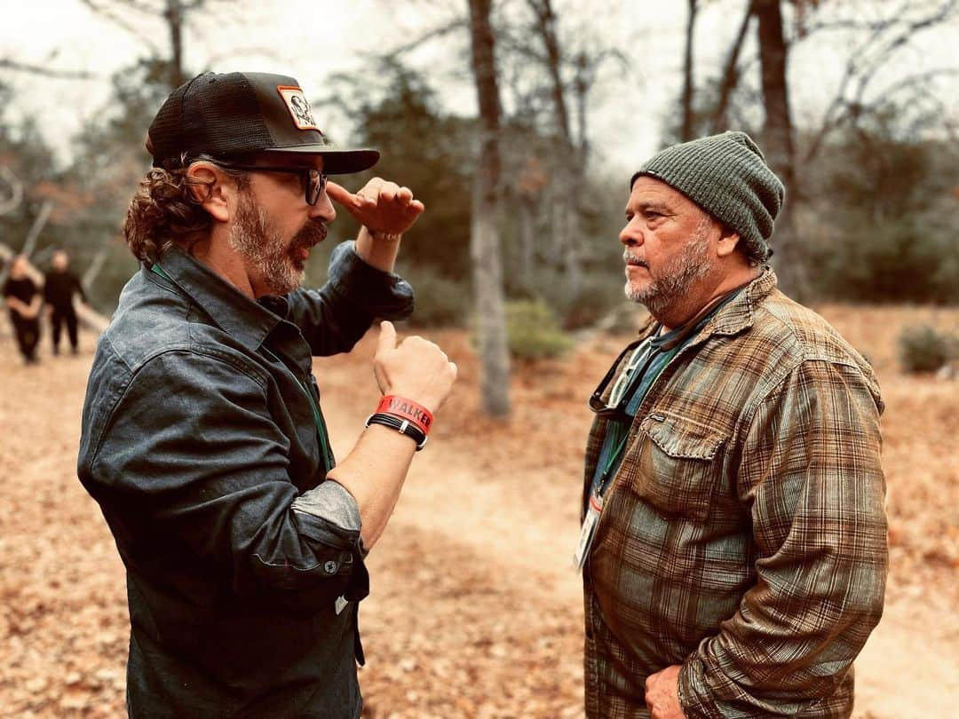 リチャード・スペイト Jrのインスタグラム：「A rarely captured image of me directing (e.g. pitching a shot to DP Peter “PK” Kowalski) in the wild - that “wild” being the @thecwwalker set.  📸 by producing director Steve Robin」