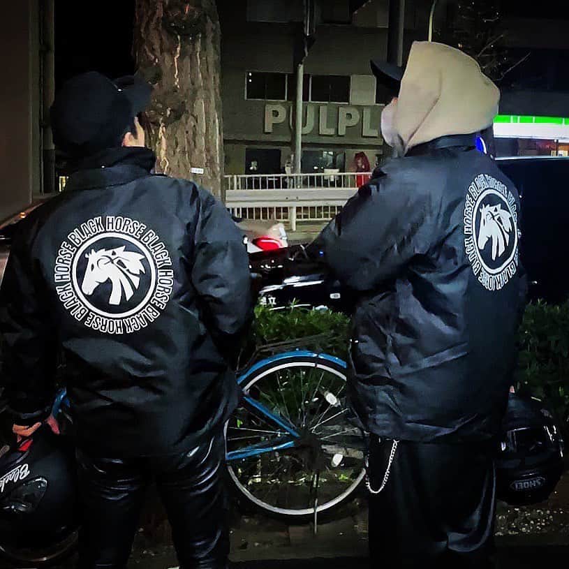 花村想太のインスタグラム：「BLACK HORSE日誌 MASAOさんとKATSUと3人でお好み焼きを食べに行きました！ 遂に僕とMASAOさんは電熱ウェアを手に入れ、まるで温泉に入りながらバイクに乗っているような感覚で幸せな時を過ごしました！ 一方KATSUは電熱ウェアを持っていないので恐ろしく寒そうでした。」