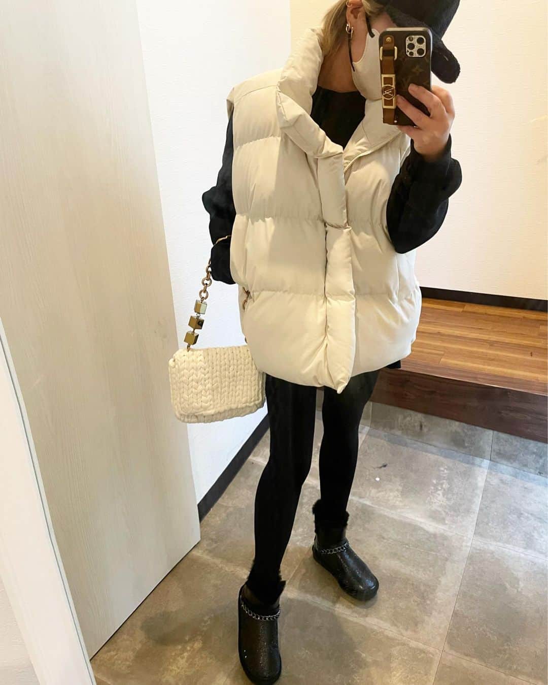 宮下美恵のインスタグラム：「レギンスのイメージが強いようで、 よく色々な質問頂きますが、 年明けも見掛けたので遅くなりましたが、投稿しておきます。  美脚詐欺れる、季節に限らずほぼベルミスの着圧レギンスです。 ブラックと濃いめのグレーは以前からほとんどそうです。  年末年始のだらけと、普段以上の食べ物酒で焦り、年明けは着圧ざんまいです😅 家ではパジャマ着圧レギンスは欠かせられないけど、外出用で一番オススメなのは見た目も機能性も全てならベルミスです☺️ 初期の物とは違って、最近のは履いてるだけでカロリー消費もしてくれるようにもなっているので、 とりあえず即効性ある物が好みの方にとてもオススメです♡  かなりシェイプしてくれるので、新品は普通のレギンスとは違って履くのがちょっと大変だけど、それだけシェイプされ、履いてしまえば痛さやきつさは感じなく、ストレスフリーなスグレモノですよ。  昨夜ストーリー投稿しておいたので、詳しくはそちらからご覧ください✨  レギンス系は年明けキャンペーンが多いので、 売り切れ前にお早めに✨  #神レギンス#レギンスコーデ #レギンス#美脚#美脚になりたい #浮腫み解消 #浮腫み#脚痩せ #脚やせダイエット #アラフォーママ」