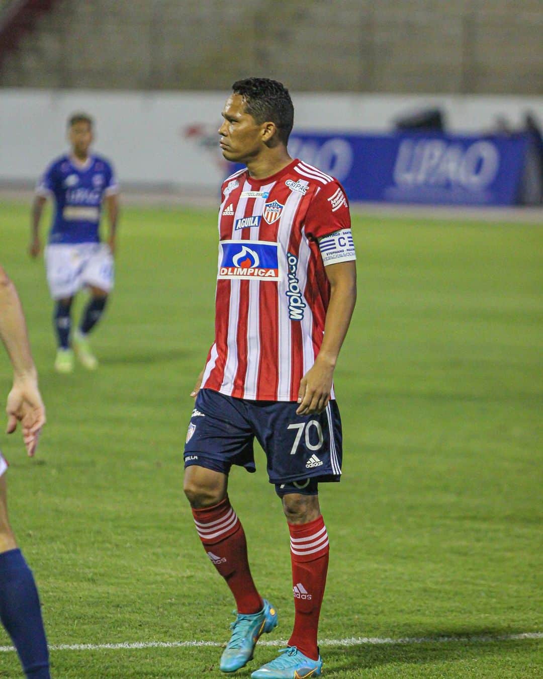 カルロス・バッカのインスタグラム：「Orgulloso de mi equipo y ser el 2 CAPITAN de este barco  @juniorclubsa ❤️❤️❤️❤️🤍🤍🤍🤍 VAMOS QUE VAMOS 🦈 🦈🦈🦈 de tu mano mi Dios 🙏🙏🙏」