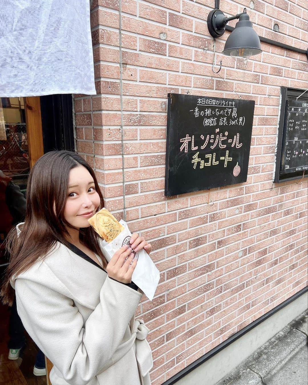 利咲さんのインスタグラム写真 - (利咲Instagram)「経堂の素敵なたい焼きやさん🐟 小倉庵本店さんへ😋  駅前のすぐ近くにあります。 日替わりたいやきがとても気になってしまい、、 この日はオレンジピールチョコレート味🍊🍫 これが本当に美味しかった！！  結構たい焼きって好きかもで 見かけるとついつい買って食べてしまいます。 ここのたい焼きやさんは耳が周りに四角くついているタイプでこの部分もパリパリでおいしい( ´◡͐`)♥ そしてミミにもしっかり餡が😻  この周りの部分って「耳」っていうのかそれとも「羽根」っていうのか （´-`）.｡oO（餃子は羽根だけど…） どちらだろうと思い調べてみたところ、 「バリ」って言うそうです…！ いや、ツウですね。  人気のようで人が並んでいましたよ🎶 日替わりたい焼き、他のお味も気になります。  経堂が本店で、世田谷区だと下高井戸にもあるみたいですよ✨  みなさん、たい焼きは頭から食べる？しっぽから食べる？  私は… 頭から！  📍経堂 小倉庵 本店 @kyodo_oguraan  東京都世田谷区経堂２丁目１４−２ 🚃小田急線経堂駅徒歩3分  #リサリサグルメ #世田谷グルメ #せたがや #せたがやグルメ #世田谷区 #setagaya #setagayaku #小田急線 #小田急線グルメ  #たい焼き #たいやき #taiyaki #経堂 #経堂グルメ #経堂スイーツ #小倉庵 #経堂小倉庵本店 #経堂小倉庵 #経堂小倉庵下高井戸店」1月12日 13時02分 - himeringo908