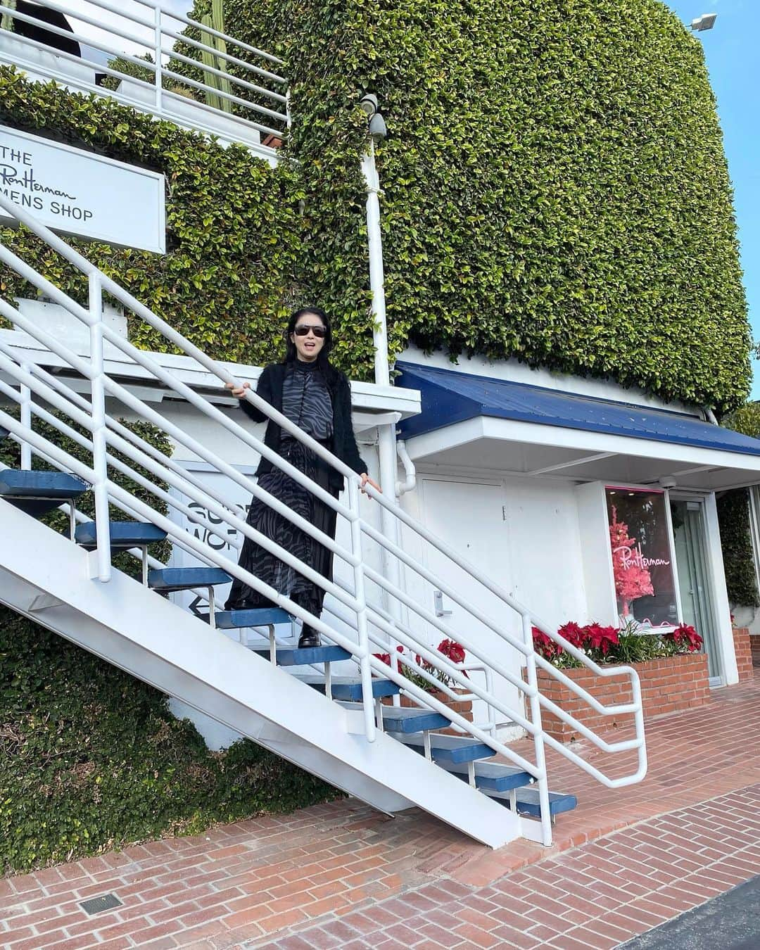 藤あや子のインスタグラム：「🇺🇸旅② ロケーションの良いLAの人気店でランチした時の写真  ロスは日中20℃ぐらいあって最高でした✨  移動中激カワな車を発見したので思わず📸 出張型のネコちゃんシャンプーcarみたい🚿  うちのマルオレちゃんは水がコワイから 一度もシャンプーしたことありましぇ〜ん🙅🏻‍♀️ でも毛艶はめっちゃツヤツヤなんだよ！ ホント猫ってスゴイ😘 #LA  #ランチ #ronherman」