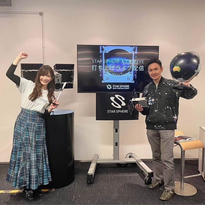 榎本麗美のインスタグラム：「2023年、1月3日。  ソニー、東大、JAXAが取り組む STAR SPHERE『EYE』打ち上げ& 分離、無事に大成功しました✨  ✔︎通信確立にも成功✨  改めて、本当におめでとうございます㊗️ 関わる皆さんの笑顔が浮かんできて、ものすごく嬉しいです😭  2023年春頃にサービスの展開を予定しているそうです🛰  今からクルーになって一緒にワクワクしませんか？(私も第一期クルー) こちらからお申し込みできますよ✨ ↓ https://starsphere.sony.com/ja/?j-short=space-ent  💫打ち上げの感動はアーカイブをご覧下さい ↓ https://youtu.be/QtLJTeMi-4M  コスモさん @cosmo_muraki の解説も現地からの中継も最高でしたねぇ🥹  #2023宇宙仕事はじめ #宇宙キャスター」