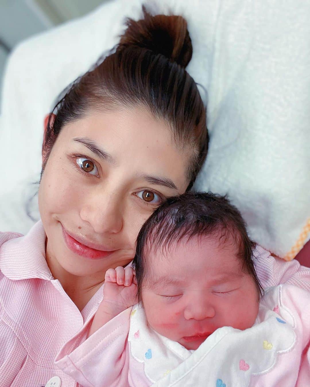 齋藤美波さんのインスタグラム写真 - (齋藤美波Instagram)「👩🏻💗👶🏻 #うまれてきてくれてありがとう  ・ お顔見た時は わっむげん！！！ となり、実はこの時 咄嗟に出てきた名前が "JUN"でした🧚🏻‍♀️ ・ この時の私 オキシトシンのせいなのか？ ホルモンのせいなのか 薬のせいなのか？ わからないけども とにかく幸せ〜幸せ〜と 幸せに満ち溢れてた💓笑 ・ あの浮遊感なんとも言えない感じだった🤣 ・ ・ JUNちゃんの妊娠は実は 本当に心当たりのない奇跡な妊娠で きっとママのところへ来てくれたのも こんな大変な時期のタイミングも きっと意味があって何らかのメッセージ だったのかなと思ってます🥹 ・ あなたが生まれる事で きっといろんなことがうまくいくのかな？ そう感じてます💓 ・ ・ 4人育児.... 未知の世界で不安の方が大きいけど そう思っていても進むのみ。 後には戻れないのだから 前向きに楽しく育児しようと思う！ ・ 大変だと思うのも 自分のいらないプライドが邪魔してるだけで その考え方や見方を捨てれば もう少し自分に余裕が出来るのかなと。 ・ ・ ・ #育児は育自 ⇦これは本当にそうだと感じる。 今まさに、育自中です🙋🏽‍♀️ ・ ・ もちろん MUGENにも ZENにも MIYABIにも 感謝してるけど なぜかJUNは特に 感謝してる🥺💓 ・ 自分を見つめる 自分と向き合う時間を 与えてくれたんだな、、と。 じゃなきゃ1年前の私と今の私の 価値観は変わらなかったと思う。 気付かせてくれてありがとうと 言いたい☺️ ・ ・ MUGEN、ZEN、MIYABIの 産まれた日の写真載せてみた❤️ みんな似てないようでやっぱり 兄妹なんだね☺️似てる。 ・ 最後の写真は 武玄からのメール📩 ちなみにこの写真待ち受けにしていて みんなに見せびらかしてるらしい😁💦 スッピンだからやめていただきたいとこだが 行動が可愛いから許す🥹💓笑 ・ ・ こどもたちよ.... ・ ママを選んでくれて ありがとう。 ・ ・ いつも怒ってばかり ごめんね😮‍💨笑 初心に戻ろう！笑 ・ ・ ・ #4人目出産#スーパー安産#安産#和痛分娩#計画出産#私の宝物#授かりもの#幸せ#4児のママ#パワフル母ちゃん#アクティブ母ちゃん#末っ子次女 #mybaby#babygirl#lovn#family#thanks」1月12日 13時05分 - saito373minami