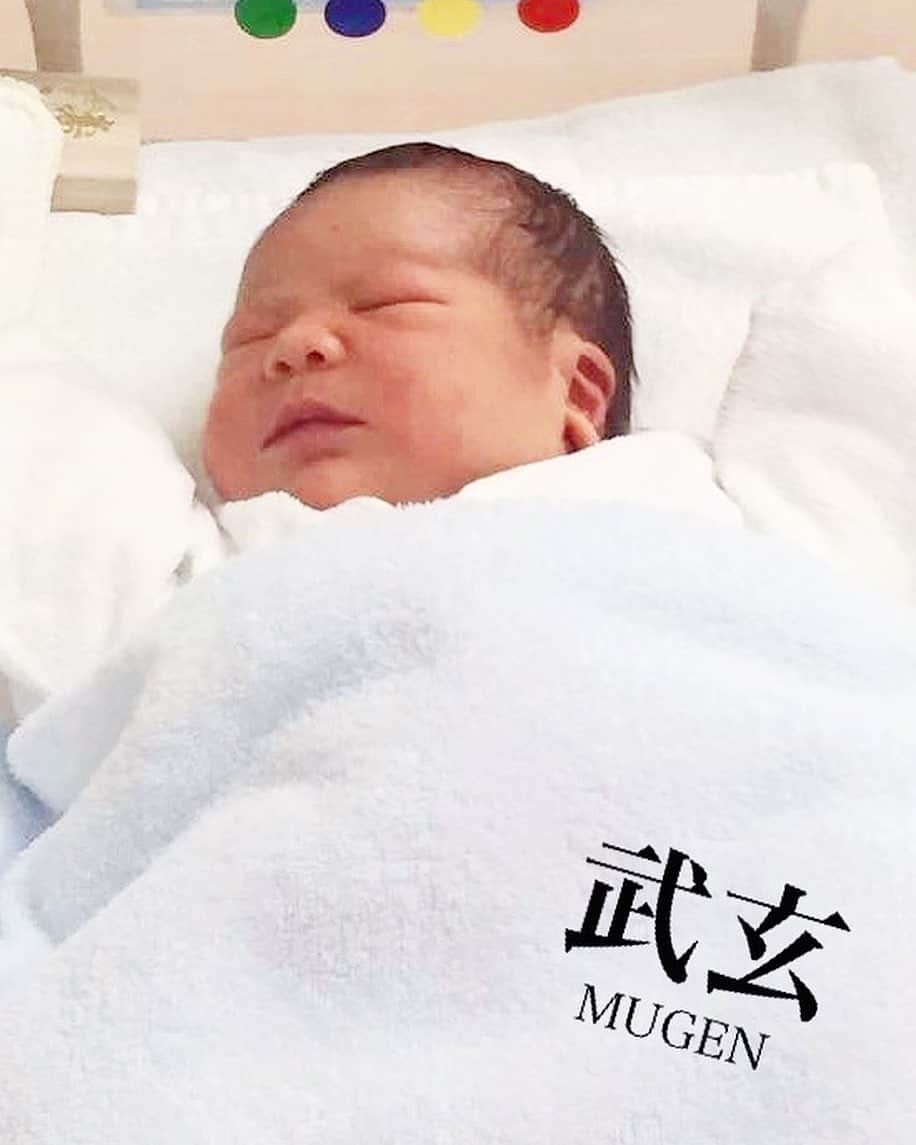 齋藤美波さんのインスタグラム写真 - (齋藤美波Instagram)「👩🏻💗👶🏻 #うまれてきてくれてありがとう  ・ お顔見た時は わっむげん！！！ となり、実はこの時 咄嗟に出てきた名前が "JUN"でした🧚🏻‍♀️ ・ この時の私 オキシトシンのせいなのか？ ホルモンのせいなのか 薬のせいなのか？ わからないけども とにかく幸せ〜幸せ〜と 幸せに満ち溢れてた💓笑 ・ あの浮遊感なんとも言えない感じだった🤣 ・ ・ JUNちゃんの妊娠は実は 本当に心当たりのない奇跡な妊娠で きっとママのところへ来てくれたのも こんな大変な時期のタイミングも きっと意味があって何らかのメッセージ だったのかなと思ってます🥹 ・ あなたが生まれる事で きっといろんなことがうまくいくのかな？ そう感じてます💓 ・ ・ 4人育児.... 未知の世界で不安の方が大きいけど そう思っていても進むのみ。 後には戻れないのだから 前向きに楽しく育児しようと思う！ ・ 大変だと思うのも 自分のいらないプライドが邪魔してるだけで その考え方や見方を捨てれば もう少し自分に余裕が出来るのかなと。 ・ ・ ・ #育児は育自 ⇦これは本当にそうだと感じる。 今まさに、育自中です🙋🏽‍♀️ ・ ・ もちろん MUGENにも ZENにも MIYABIにも 感謝してるけど なぜかJUNは特に 感謝してる🥺💓 ・ 自分を見つめる 自分と向き合う時間を 与えてくれたんだな、、と。 じゃなきゃ1年前の私と今の私の 価値観は変わらなかったと思う。 気付かせてくれてありがとうと 言いたい☺️ ・ ・ MUGEN、ZEN、MIYABIの 産まれた日の写真載せてみた❤️ みんな似てないようでやっぱり 兄妹なんだね☺️似てる。 ・ 最後の写真は 武玄からのメール📩 ちなみにこの写真待ち受けにしていて みんなに見せびらかしてるらしい😁💦 スッピンだからやめていただきたいとこだが 行動が可愛いから許す🥹💓笑 ・ ・ こどもたちよ.... ・ ママを選んでくれて ありがとう。 ・ ・ いつも怒ってばかり ごめんね😮‍💨笑 初心に戻ろう！笑 ・ ・ ・ #4人目出産#スーパー安産#安産#和痛分娩#計画出産#私の宝物#授かりもの#幸せ#4児のママ#パワフル母ちゃん#アクティブ母ちゃん#末っ子次女 #mybaby#babygirl#lovn#family#thanks」1月12日 13時05分 - saito373minami