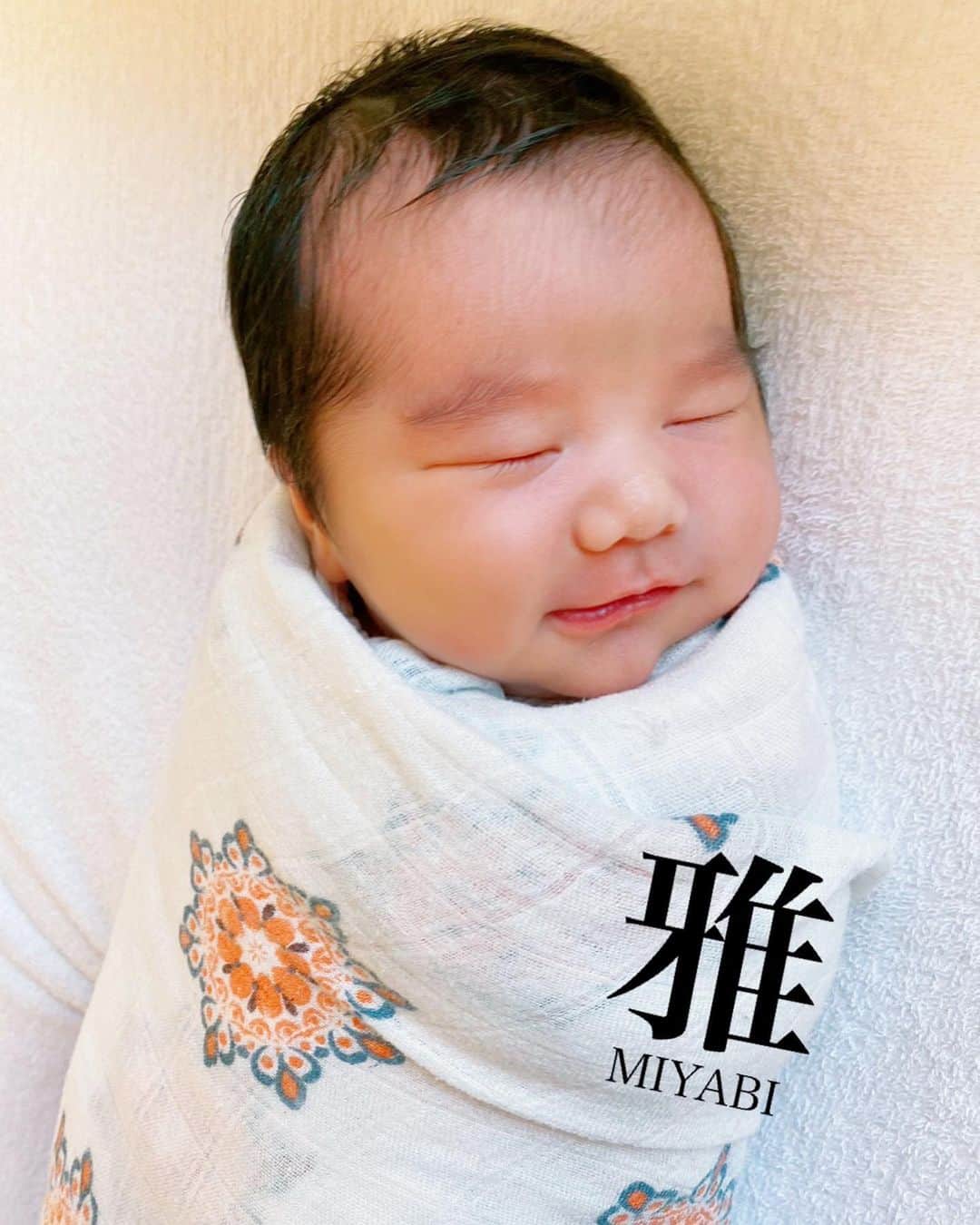 齋藤美波さんのインスタグラム写真 - (齋藤美波Instagram)「👩🏻💗👶🏻 #うまれてきてくれてありがとう  ・ お顔見た時は わっむげん！！！ となり、実はこの時 咄嗟に出てきた名前が "JUN"でした🧚🏻‍♀️ ・ この時の私 オキシトシンのせいなのか？ ホルモンのせいなのか 薬のせいなのか？ わからないけども とにかく幸せ〜幸せ〜と 幸せに満ち溢れてた💓笑 ・ あの浮遊感なんとも言えない感じだった🤣 ・ ・ JUNちゃんの妊娠は実は 本当に心当たりのない奇跡な妊娠で きっとママのところへ来てくれたのも こんな大変な時期のタイミングも きっと意味があって何らかのメッセージ だったのかなと思ってます🥹 ・ あなたが生まれる事で きっといろんなことがうまくいくのかな？ そう感じてます💓 ・ ・ 4人育児.... 未知の世界で不安の方が大きいけど そう思っていても進むのみ。 後には戻れないのだから 前向きに楽しく育児しようと思う！ ・ 大変だと思うのも 自分のいらないプライドが邪魔してるだけで その考え方や見方を捨てれば もう少し自分に余裕が出来るのかなと。 ・ ・ ・ #育児は育自 ⇦これは本当にそうだと感じる。 今まさに、育自中です🙋🏽‍♀️ ・ ・ もちろん MUGENにも ZENにも MIYABIにも 感謝してるけど なぜかJUNは特に 感謝してる🥺💓 ・ 自分を見つめる 自分と向き合う時間を 与えてくれたんだな、、と。 じゃなきゃ1年前の私と今の私の 価値観は変わらなかったと思う。 気付かせてくれてありがとうと 言いたい☺️ ・ ・ MUGEN、ZEN、MIYABIの 産まれた日の写真載せてみた❤️ みんな似てないようでやっぱり 兄妹なんだね☺️似てる。 ・ 最後の写真は 武玄からのメール📩 ちなみにこの写真待ち受けにしていて みんなに見せびらかしてるらしい😁💦 スッピンだからやめていただきたいとこだが 行動が可愛いから許す🥹💓笑 ・ ・ こどもたちよ.... ・ ママを選んでくれて ありがとう。 ・ ・ いつも怒ってばかり ごめんね😮‍💨笑 初心に戻ろう！笑 ・ ・ ・ #4人目出産#スーパー安産#安産#和痛分娩#計画出産#私の宝物#授かりもの#幸せ#4児のママ#パワフル母ちゃん#アクティブ母ちゃん#末っ子次女 #mybaby#babygirl#lovn#family#thanks」1月12日 13時05分 - saito373minami