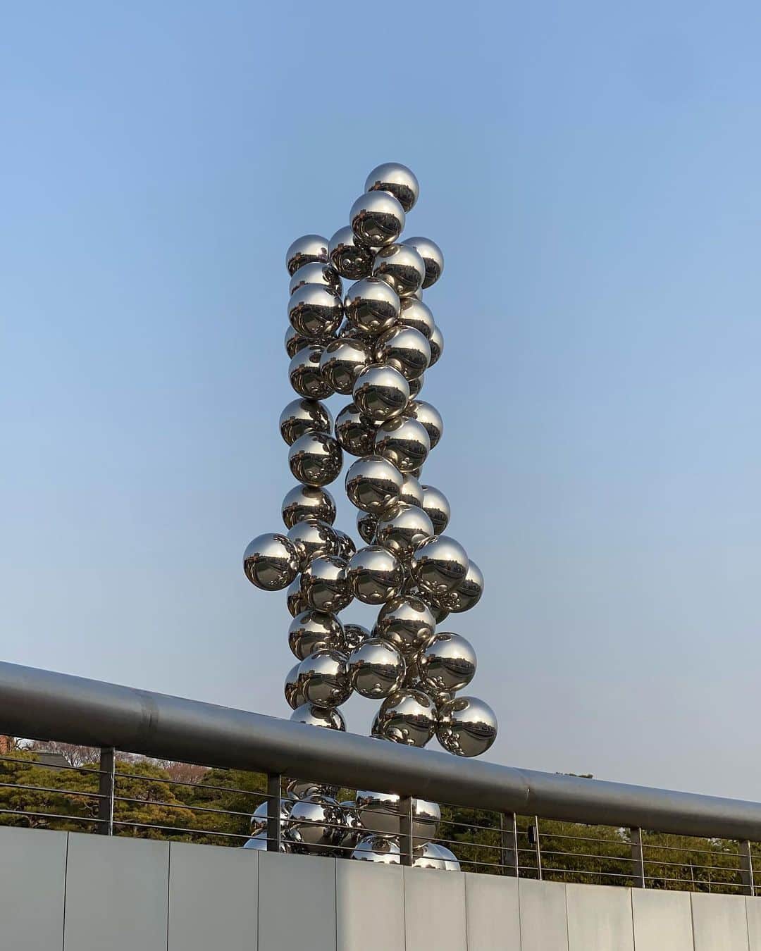 のインスタグラム：「⁡ 🫗 Leeum Museum of Art  ⁡ 2023年初の海外は、韓国へ行ってきました！韓国は、もう今回で10回目かな？日本から近くてサクッと行けるので、久しぶりに友達と行ってきました〜♡ ⁡ ⁡ ここの美術館は、この旅で絶対行きたいと思ってたところなので、行けてよかった！ ⁡ ⁡ 特に、雲の散策者cloud walker展はアジアのアーティスト達が集まった現代アートが素敵でした！形に表見出来るって本当に素晴らしいなぁ ⁡ ここの美術館のカフェのおじさんがフレンドリーで話してて楽しかった🫖 ⁡  I went to Korea for the first time in 2023!Is this the 10 times in Korea?It's close to Japan and I can go there quickly, so my friends went there for the first time in a while~♡ ⁡ ⁡ I'm glad I was able to go to this museum because I really wanted to go there on this trip! ⁡ ⁡ In particular, the cloud walker's cloud walker exhibition was wonderful with the modern art of Asian artists! It's really wonderful to be able to see it in shape. ⁡ It was fun to have a friendly conversation with an old man at a cafe in this museum🫖  #韓国　#韓国旅行　#韓国カフェ　#美術館　#美術館巡り」