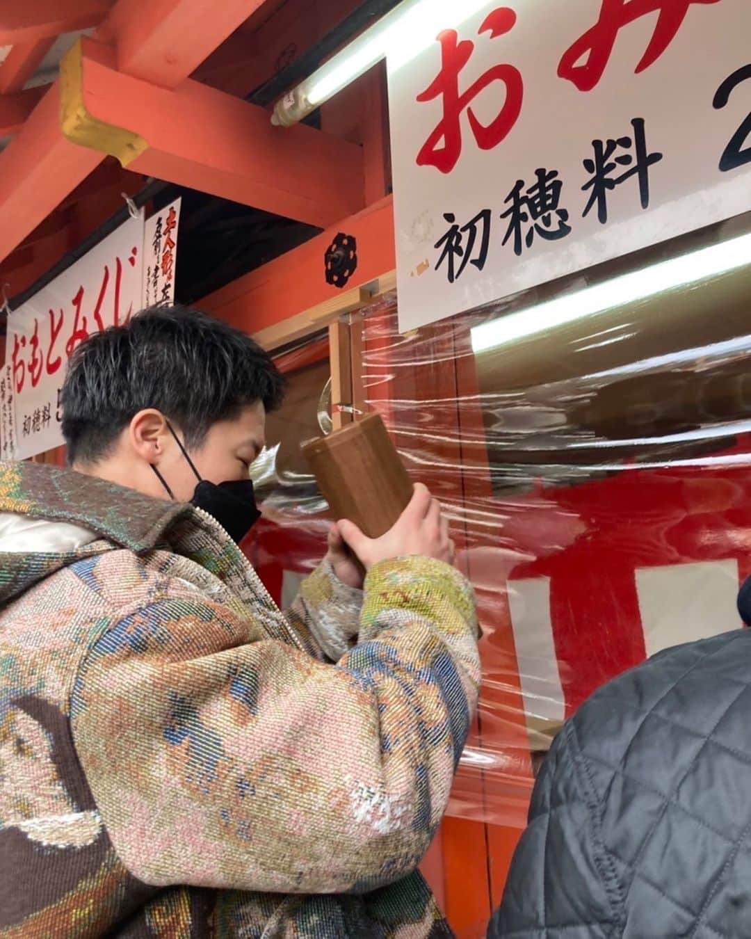山田哲人のインスタグラム：「明けましておめでとうございます。 2023年、最高の年にしたいと思います！ 今年も応援宜しくお願い致します。  おみくじは大吉でした😊✌️  #2023年 #新年 #山田哲人」
