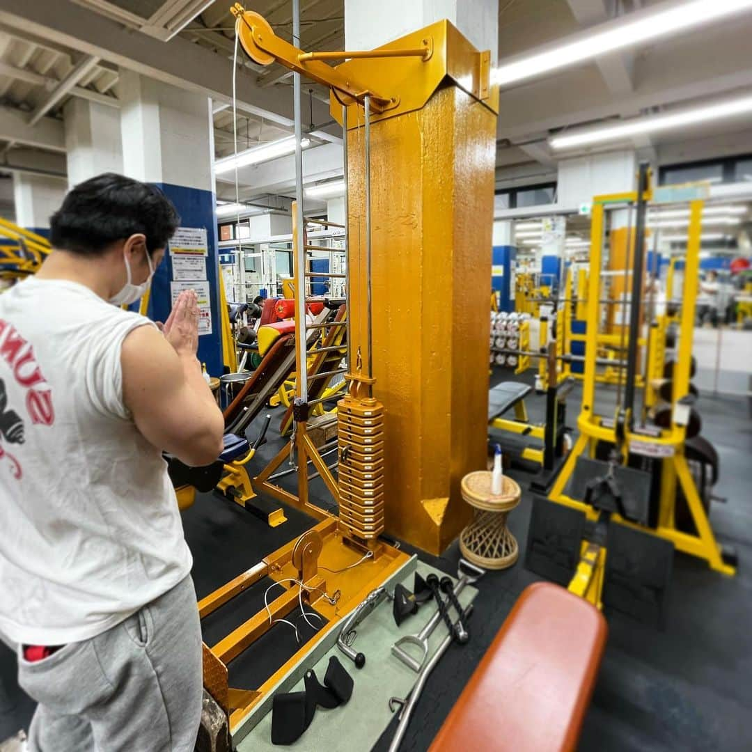 コアラ小嵐のインスタグラム：「少し遅くなりましたが初詣に行ってきました⛩サンプレイの黄金のラットプルこそ最強のパワースポット。無病息災、筋肉肥大で、よろしくお願いします！  #サンプレイ #パワースポット」