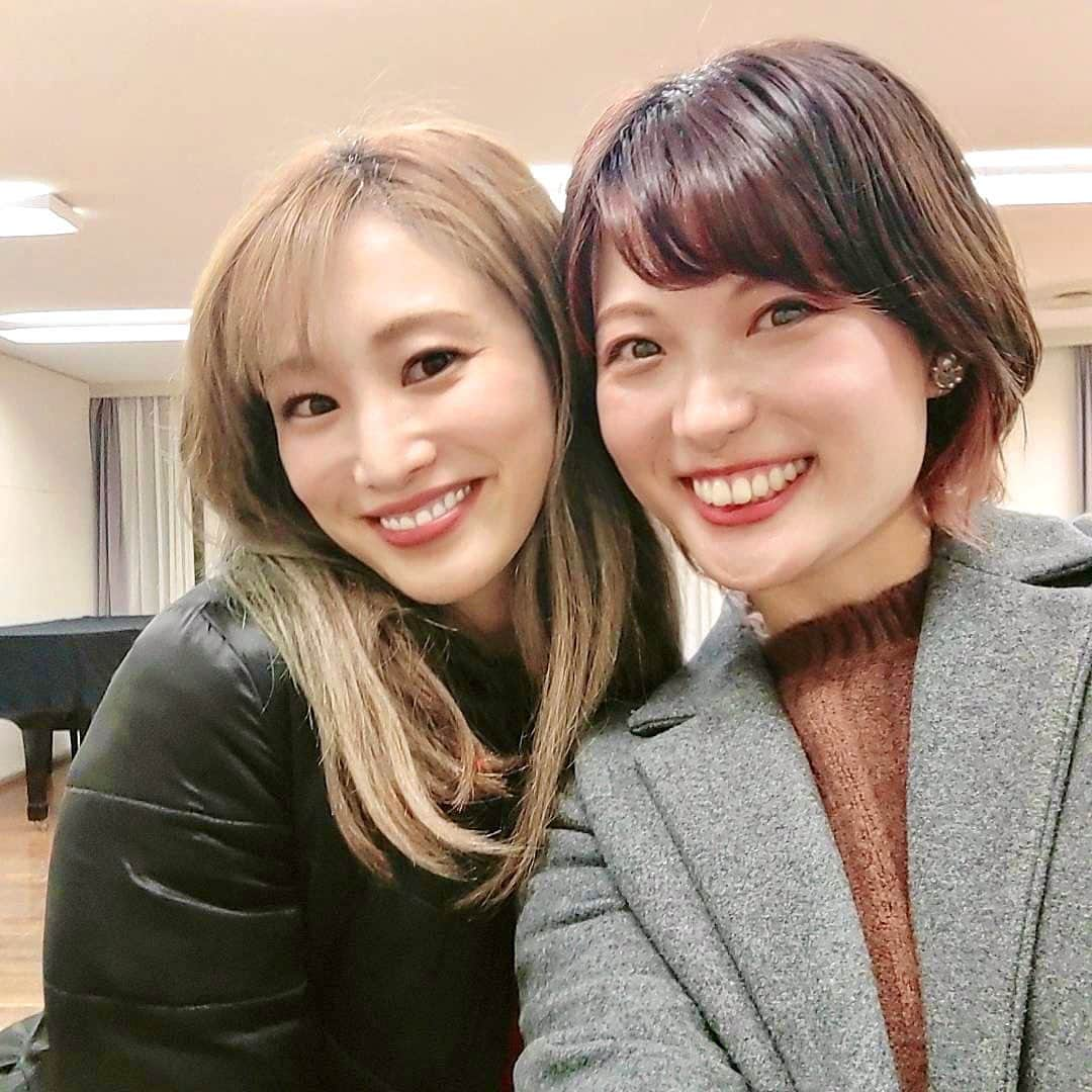 愛風ゆめさんのインスタグラム写真 - (愛風ゆめInstagram)「はぁ安心感😮‍💨💗 「Play Rhythm!」のお稽古が始まりました♪ いっぱいいっぱいな私を支えてくれます、 ルイセちゃん🫶🏻 この横並びな感じがさ、在団中の長椅子とか思い出して…🤭でも、あれから１０年経ってるの？😳え、本当？😆  兎にも角にも、本番をみんなで元気いっぱい迎えられるよう、 最善を尽くす所存です🫡❤️❤️❤️  2023年、初投稿でありました🐰  #お稽古　#2023 #煌海ルイセ  頼れるお姉さん　#94期 #同期 #美蘭レンナ ちゃんとの合流、待ち遠しい🫶🏻 #愛風ゆめ  #playrhythm   #今年もよろしくお願いします ❤️」1月12日 13時34分 - yume_aikaze