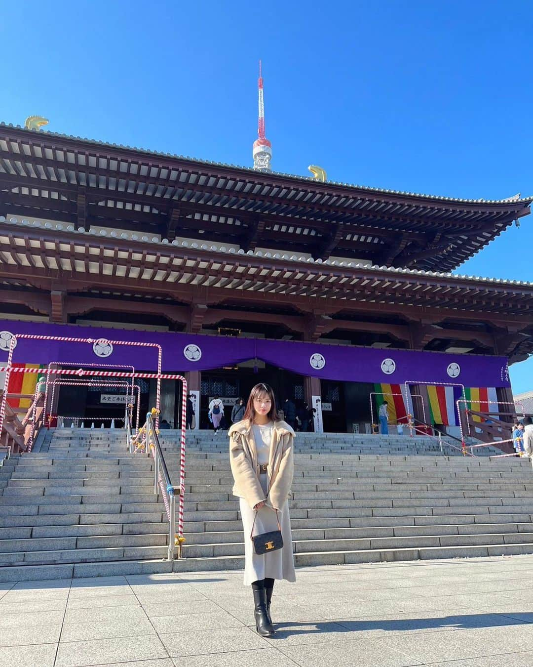 茶谷伊織さんのインスタグラム写真 - (茶谷伊織Instagram)「. 明けましておめでとうございます！ 今年も宜しくお願いします。 時差投稿ですがお友達と初詣に行き おみくじ引いたら末吉でした。 後厄なので大凶以外なら何でも嬉しいし 良いことたくさん書いてあったから良かった☺️ 写真撮るのに夢中になりすぎて顔が真剣すぎ ってお友達に言われた。笑 可愛い御守りも買ってはぴはぴ💛  #2023年 #初詣 #増上寺」1月12日 13時51分 - iori_c