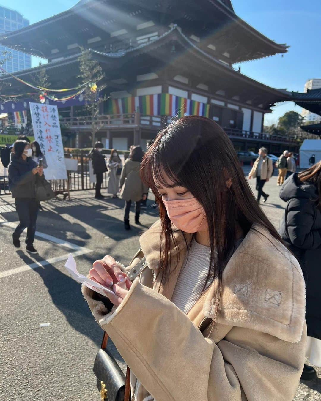 茶谷伊織のインスタグラム：「. 明けましておめでとうございます！ 今年も宜しくお願いします。 時差投稿ですがお友達と初詣に行き おみくじ引いたら末吉でした。 後厄なので大凶以外なら何でも嬉しいし 良いことたくさん書いてあったから良かった☺️ 写真撮るのに夢中になりすぎて顔が真剣すぎ ってお友達に言われた。笑 可愛い御守りも買ってはぴはぴ💛  #2023年 #初詣 #増上寺」