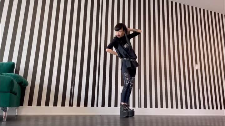 Aya Satoのインスタグラム：「Dance tutorial is available on my website!  Website is on my bio ! 🖤👽」