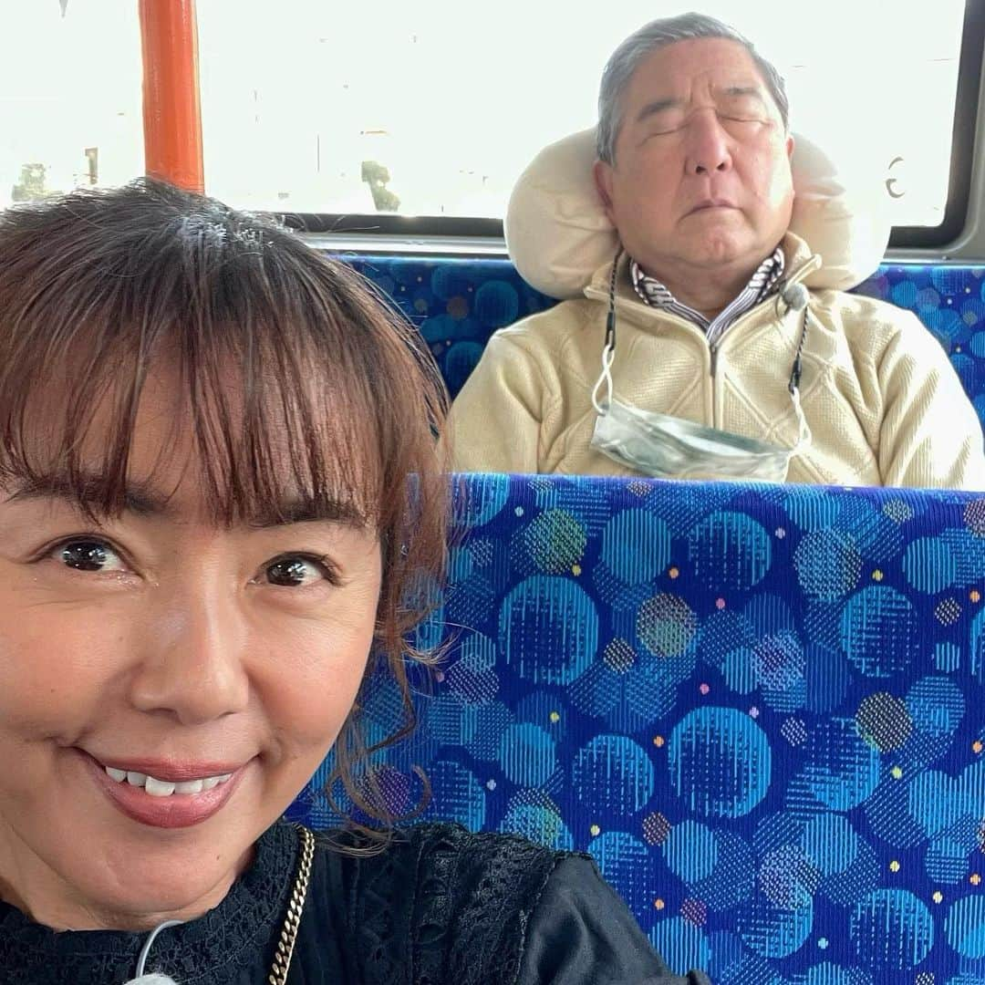 田中律子さんのインスタグラム写真 - (田中律子Instagram)「本年も、路線バスでおおいびき😪  徳さん安定の爆睡を2023年もアップしてまいります🤣←写真撮られてることは徳さん知りません😂だって爆睡してるから🤣約10年間で、どれだけ寝顔写真がたまっただろう🤭徳さんの寝顔写真集作れると思います✨  今日も、ゲストさまと和気あいあい楽しいロケが続いてます❤️  #路線バスで寄り道の旅  #バス旅 #テレビ朝日  #徳さん安定の爆睡  #本年もよろしくお願いします」1月12日 14時16分 - ri2kotanaka