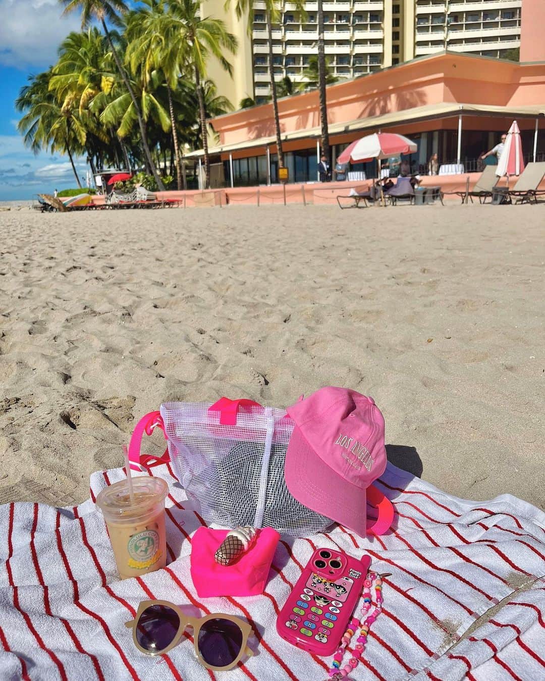 橋本江莉果さんのインスタグラム写真 - (橋本江莉果Instagram)「👛🕶️🥤🍦📱🧢 ⁡ ハワイに来ると物撮りしたくなりがち🥰🤳🏼🌺🌈💕 ⁡ #PINKVIBES 💖💖💖 ⁡ ちなみにiPhoneケースは  @qoo10.official で買ったもので(今は完売してました🥲) この時付けてたケアベアのお気に入りのストラップは 最近壊れてしまって😮‍💨💔 新しくパワパフのにチェンジしてます🫶🏼💗💚💙 (3枚目📸) ⁡ ⁡ ⁡ ⁡ ⁡ ⁡ #hawaii #hawaiistagram #waikiki #waikikibeach #beach #sea #vacation #trip #memory #fashion #style #pink」1月12日 19時46分 - erica_hashimoto