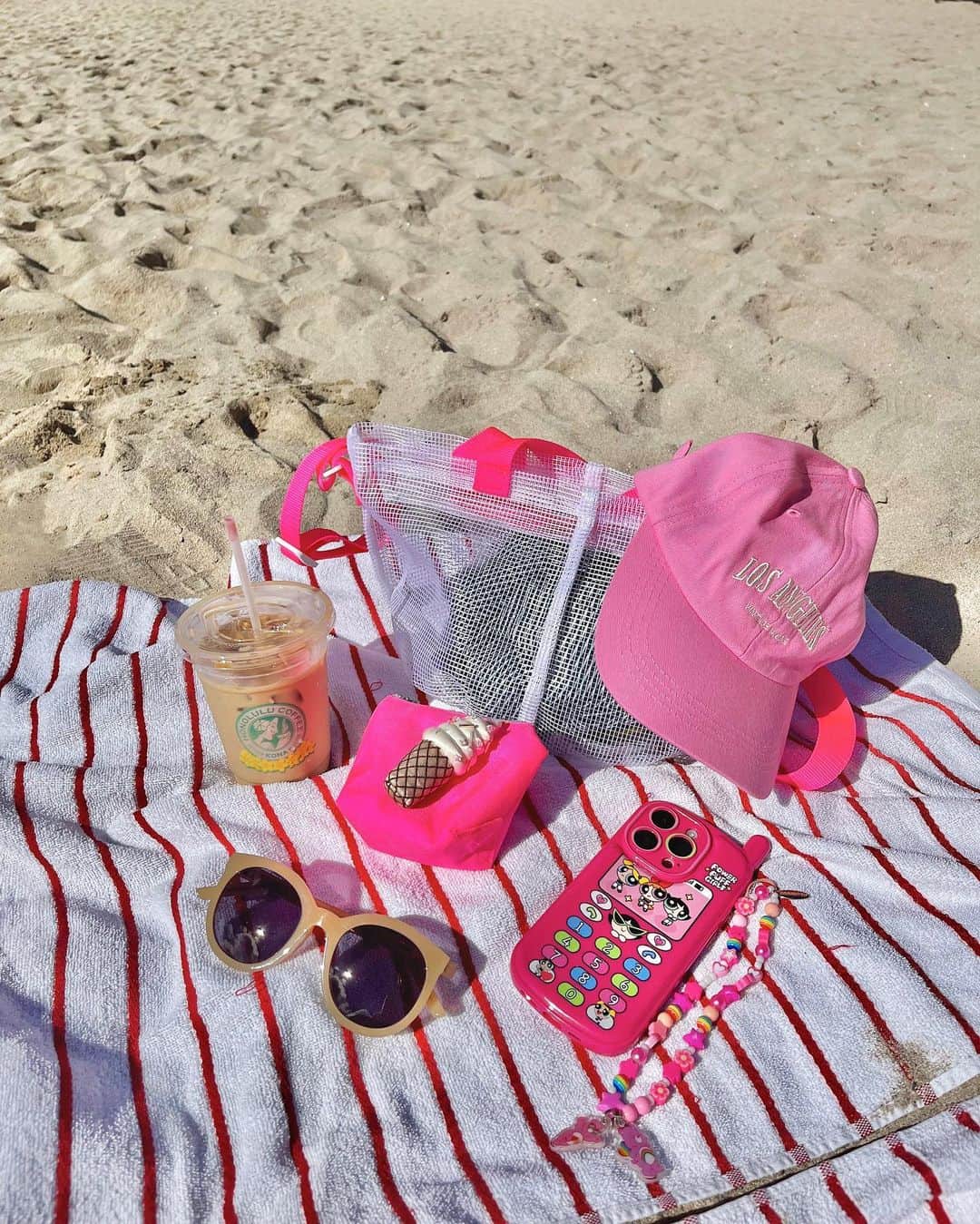 橋本江莉果のインスタグラム：「👛🕶️🥤🍦📱🧢 ⁡ ハワイに来ると物撮りしたくなりがち🥰🤳🏼🌺🌈💕 ⁡ #PINKVIBES 💖💖💖 ⁡ ちなみにiPhoneケースは  @qoo10.official で買ったもので(今は完売してました🥲) この時付けてたケアベアのお気に入りのストラップは 最近壊れてしまって😮‍💨💔 新しくパワパフのにチェンジしてます🫶🏼💗💚💙 (3枚目📸) ⁡ ⁡ ⁡ ⁡ ⁡ ⁡ #hawaii #hawaiistagram #waikiki #waikikibeach #beach #sea #vacation #trip #memory #fashion #style #pink」