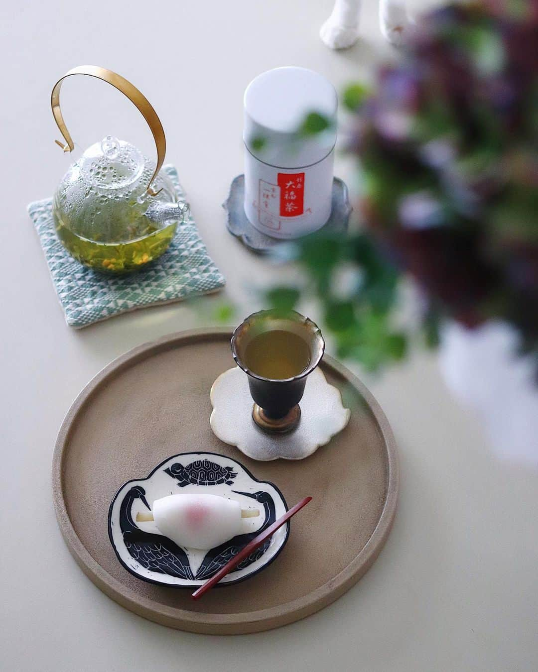 rei_nyanzさんのインスタグラム写真 - (rei_nyanzInstagram)「🍵 　 年明けからずっと大福茶 　 　 一保堂の茶壺柄な茶筒は 幼い頃から実家で見慣れていたから こちらのお茶は無条件に落ち着く不思議 　 おやつは鈴懸の 【葩餅（はなびらもち）】 　 昨日の【苺大福】然り 鈴懸の求肥はトロける美味しさ 　　 　 　 　 　 #見切れるあんよ🐾 #鈴懸  #葩餅  #花びら餅  #生菓子  #和菓子 #wagashi  #大福茶  　 #utsuwa  #要美紀 さん  #木下和美 さん #東一仁 さん #湯浅ロベルト淳 さん #svalefurniture   #ねこのいる暮らし」1月12日 14時23分 - rei_nyanz