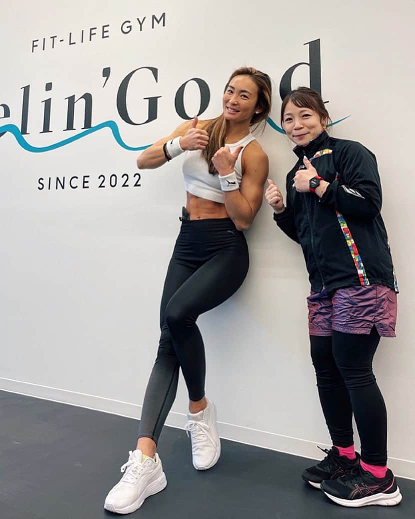 Aya（小山内あや）のインスタグラム：「トップアスリート参戦🔥🔥 ウェイトリフティング( 重量挙げ )のオリンピック🇯🇵メダリストの三宅 宏実さんがジムに入会されました☺️🙏🏻 嬉しいな😌私も頑張らないとです💪🏼‼️ ここのジムは初心者クラスからアスリートクラスまで多種多様なクラス分けになってます👍🏼 身体づくりの事何でも聞いて〜🤭 そしてジムについて分からない事あれば是非 @feelingood.jp までお問い合わせくださいね〜🤙🏼📲」