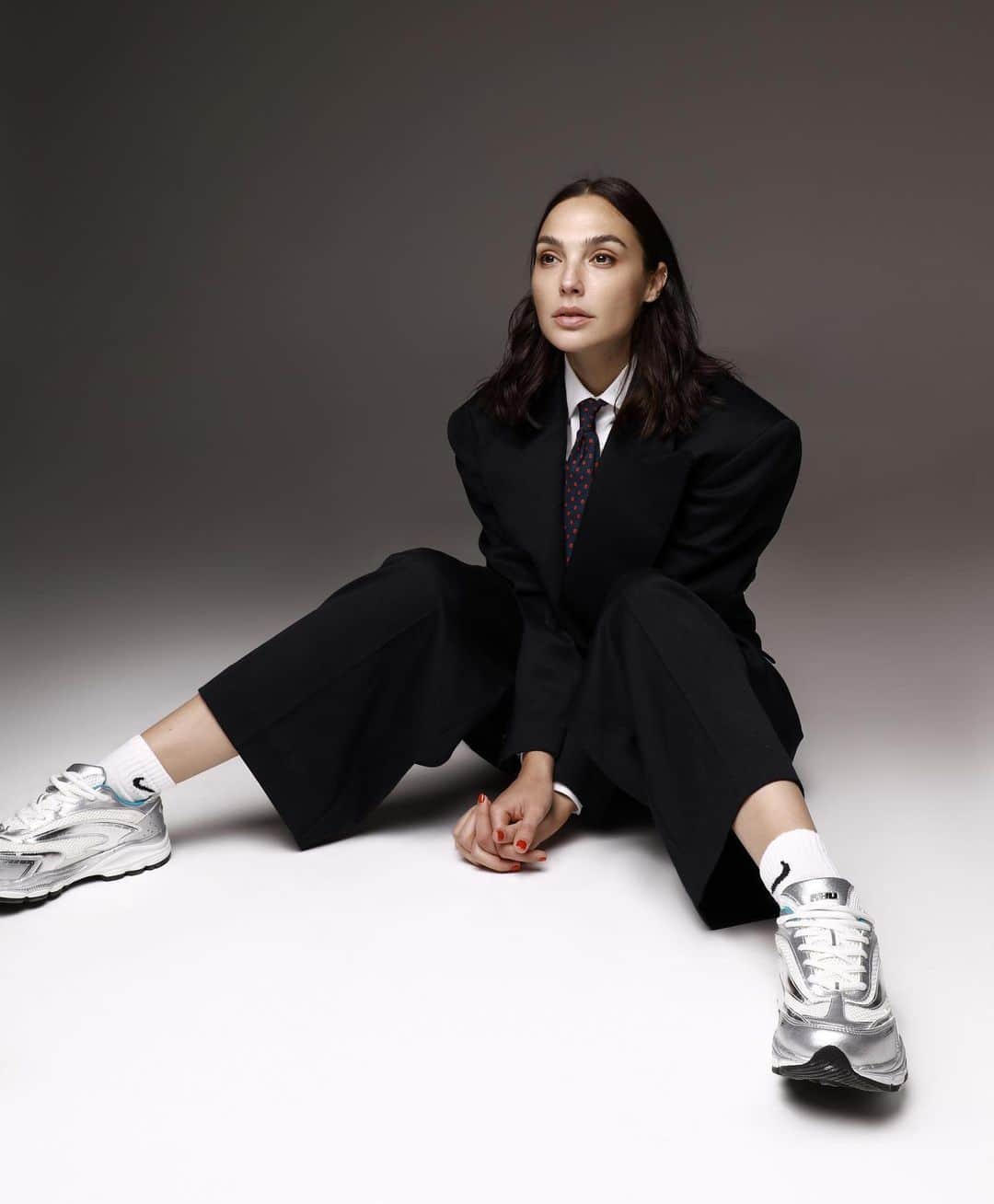 ガル・ガドットのインスタグラム：「Suit up🤍」