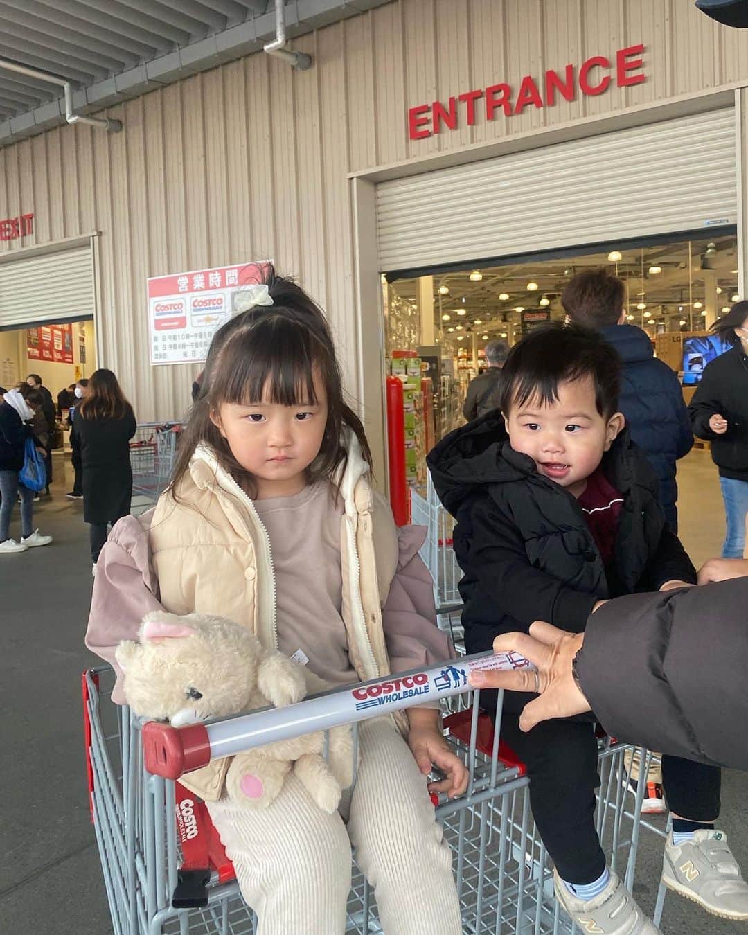 のインスタグラム：「_  ZARAのouterが合わせやすくて 可愛くて2人でお揃いで👧🏻👦🏻❤️  娘が持ってるねるねるねるんのお人形はサンタさんからのプレゼント🎁  #子供服#キッズコーデ#兄弟コーデ#リンクコーデ#韓国子供服#ベビー服  #ZARA#zarakids」