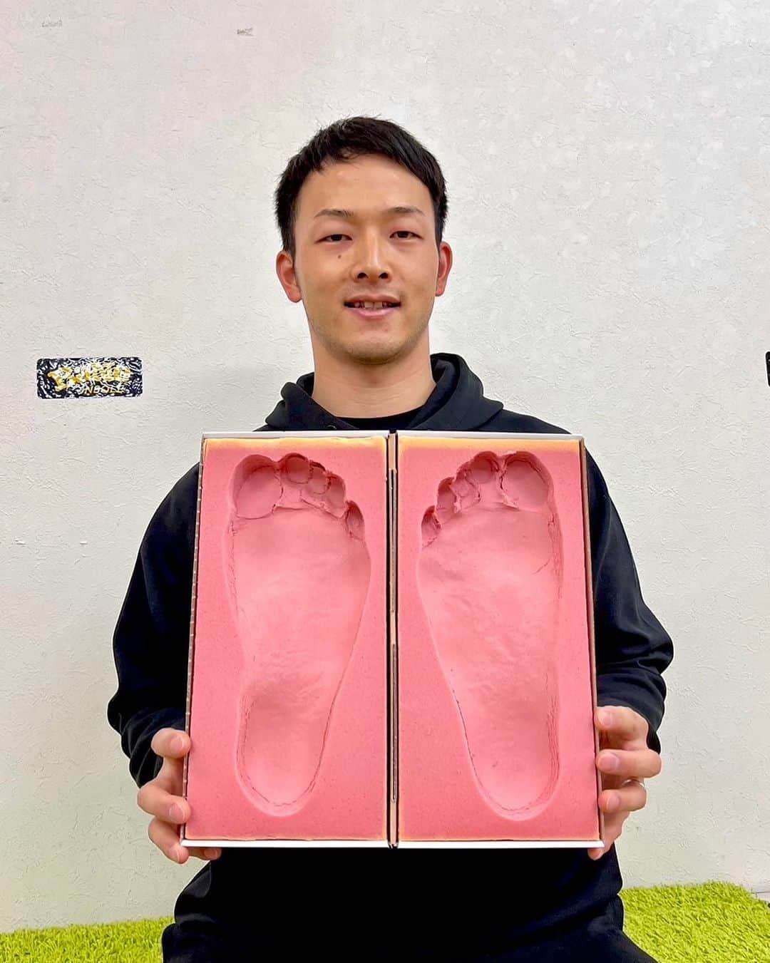 薮田和樹のインスタグラム：「. 今年もBane insoleさんの インソールで戦わせて頂くため 足型をとってきました✊ 昔から足が大きいことは自覚していましたが こうやって手に持つと引くほどデカいですね🤣」