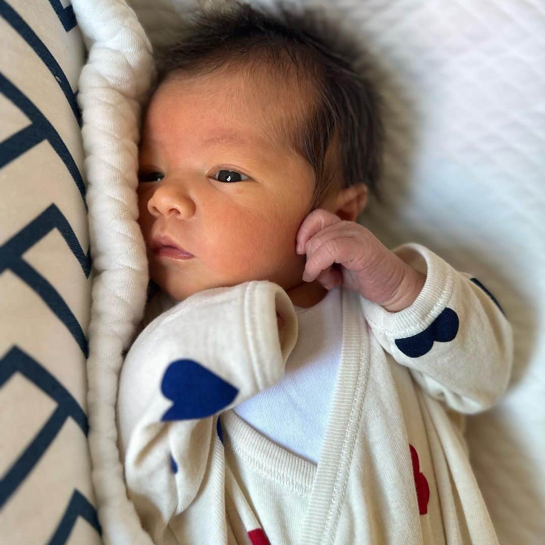 May Pakdee メイ パクディのインスタグラム：「The first 3 weeks with our baby Annabel 🥹💕 Precious time with this little one xxx . . . . アナベルと貴重な3週間🥹💕新米ママパパでチャレンジ沢山ありましたが、ベルちゃんと過ごすのは楽しい💕」