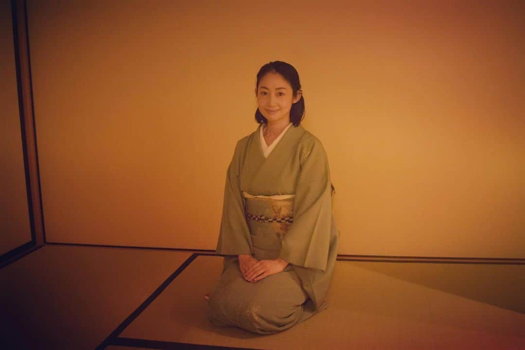 肘井美佳さんのインスタグラム写真 - (肘井美佳Instagram)「I wore kimono for the first time in a while. The beauty of this clothes make me feeling beautiful.  久しぶりに着物を着る機会が。 日常にもっと取り入れられたらいいなぁ。  バチッと締まった帯に、物理的にも心理的にも身を引き締められました。  そしてもう緩んだ！ （オイ）  #kimono #japanesetraditional  #今年は七五三があるのでまた着られるかなぁ #色々準備のこと考え出さねば #母は常に先回り」1月12日 16時03分 - mikahijii