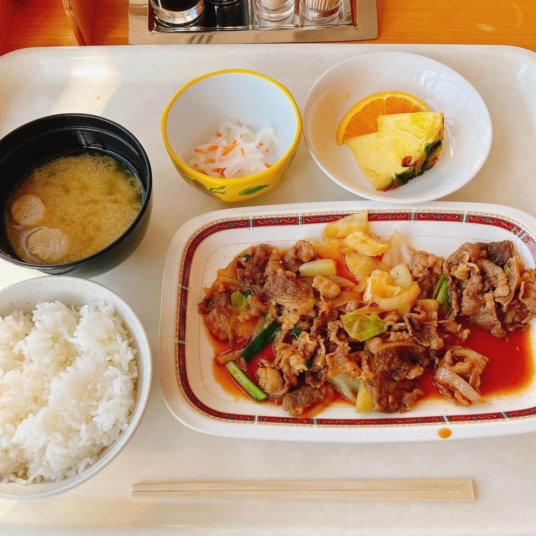 川田裕美のインスタグラム：「かなり早く準備ができたので 関テレの社食へ🍽 社食ってなかなかいけないから、ワクワクします🎵学食も好きだったなぁ😊  #焼肉定食　#食欲旺盛　#ご飯大盛りにすればよかった」