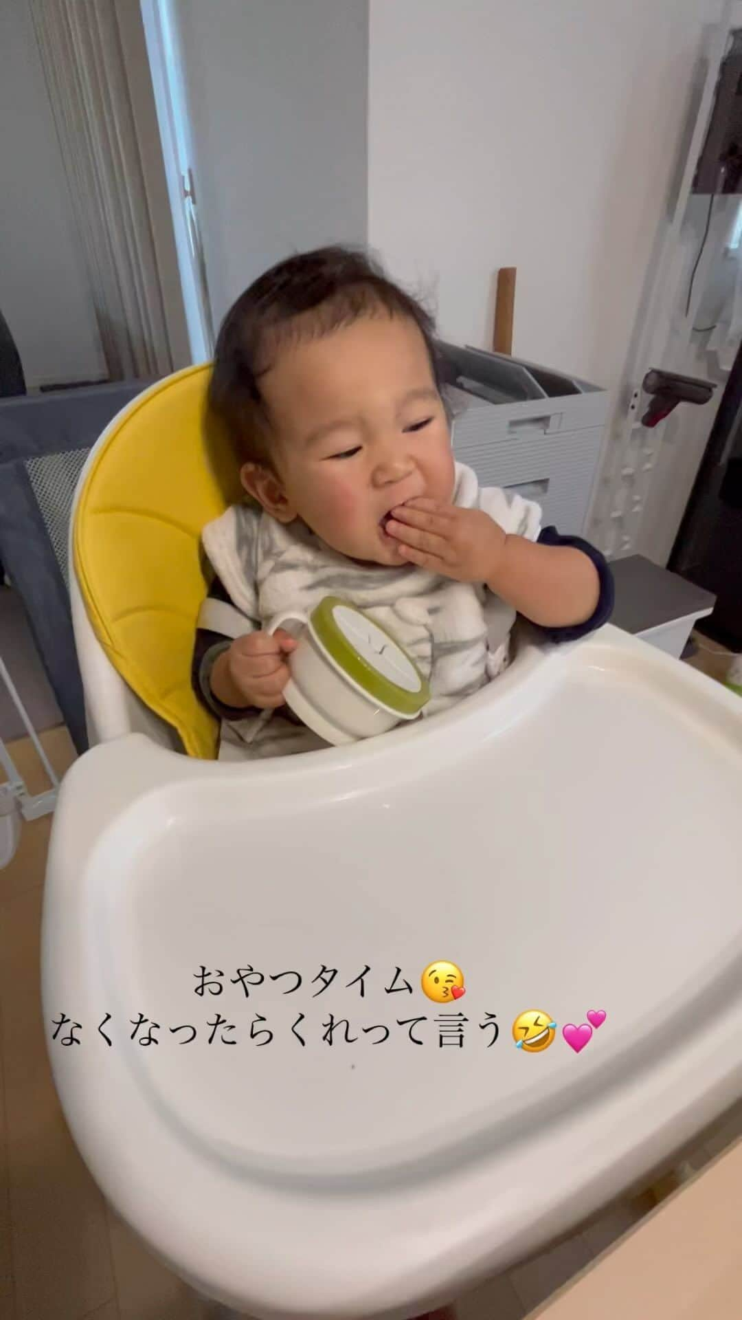 高橋茉奈のインスタグラム：「待ちに待ったおやつタイム😘 ママに容器渡したあとの、ワクワク♪に注目🫠💕 #赤ちゃん#赤ちゃんのいる生活#赤ちゃんのいる暮らし#べビスタグラム#ママスタグラム#男の子#男の子ベビー#男の子ママ#成長記録#育児#育児記録#親バカ部#8月生まれ#令和生まれ#令和3年ベビー#1歳#新米ママ#長男#第一子#きーくんの成長記録#我が子は可愛い#我が子が一番#サッポロポテト」