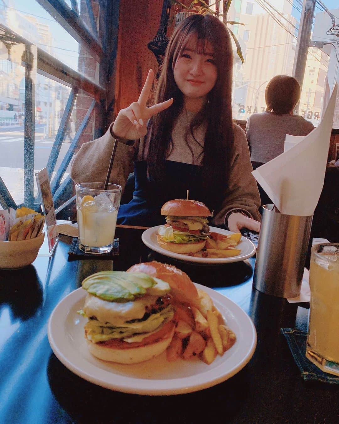 のインスタグラム：「はるかが(食べ物撮影するアプリで)撮ってくれた私🍔 私おいしそうですか？☺️笑 前髪ボサボサなのとポーズダサいのはスルーでお願いします☺️🌼」