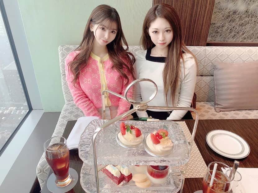 まりんのインスタグラム：「2023年初女子会👩🏼‍❤️‍👩🏼💖 お昼に集合したけど 気がついたらお外は真っ暗でした🌉🌟✨ いつも仲良くしてくれてありがとう〜☺️💕💕  #アフタヌーンティー #女子会 #カフェ #可愛いものが好き」