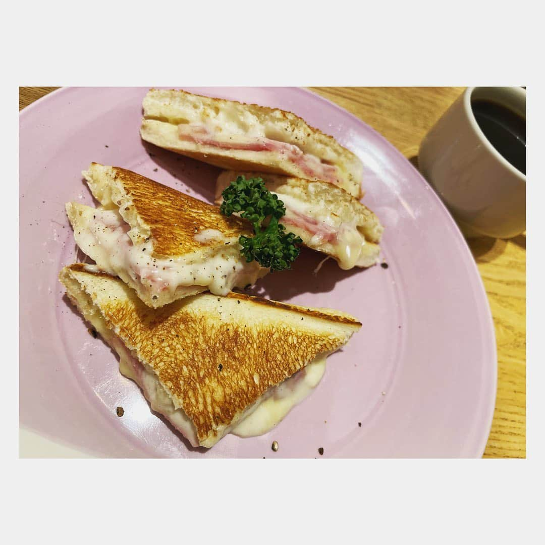 小川麻琴さんのインスタグラム写真 - (小川麻琴Instagram)「行ってみたかった 食べログ百名店にも選ばれているペリカンカフェ☕️  気になるメニューがいっぱいだったのだけど、私はクロックムッシュをチョイスしました🍞❤️  さすがペリカンさんの食パン、、美味しかったぁ😍  帰りに食パン買って帰ろうと思ったけど当然売り切れ🥹💦  またリベンジしに行こうっと🫣✨  #ランチ #ペリカンカフェ  #ペリカン  #食パン #クロックムッシュ  #まことパン #まことベーグル #パンスタグラム」1月12日 17時16分 - 1029_makoto