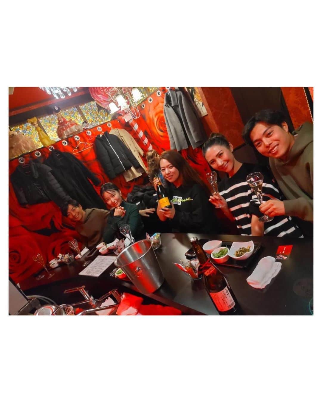 高田汐美さんのインスタグラム写真 - (高田汐美Instagram)「実は究極にサウナ〜な私🧖🏻‍♀️大満足すぎた　@8hotel_fujisawa  いつめん５人と♡ サウナシュラン取ってるの納得です。  本当に良きサウナとカオスな藤沢の夜が楽しすぎて、 @8hotel_chigasaki  も楽しみ💕  サウナ旅行お次は札幌です✈️  #サウナ　#8hotel #8hotelfujisawa  #藤沢　#スナック　#サウナー　#ととのう  #サウナシュラン　#8ホテル　#ホテル　#sauna #japan #旅行　#instatrip #l4l #instagood #8watercave #hotel #spa #saunachelin2022」1月12日 17時10分 - shiominniee