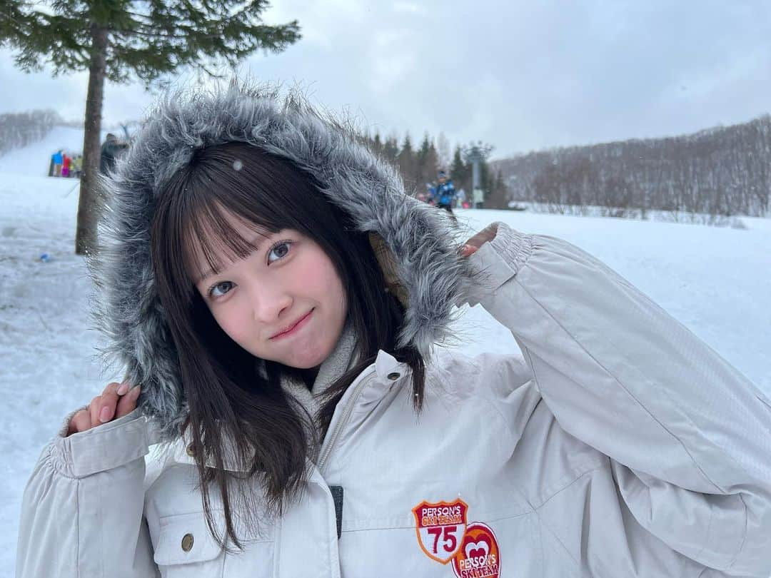 庄司なぎさのインスタグラム：「大晦日にスキー行って見事に筋肉痛で年越ししました⛄️  #北海道 #北海道旅行 #雪 #スキー #スキーウェア #雪あそび #スキー場 #大晦日 #ski #ゲレンデ #hokkaido #⛄ #❄️」